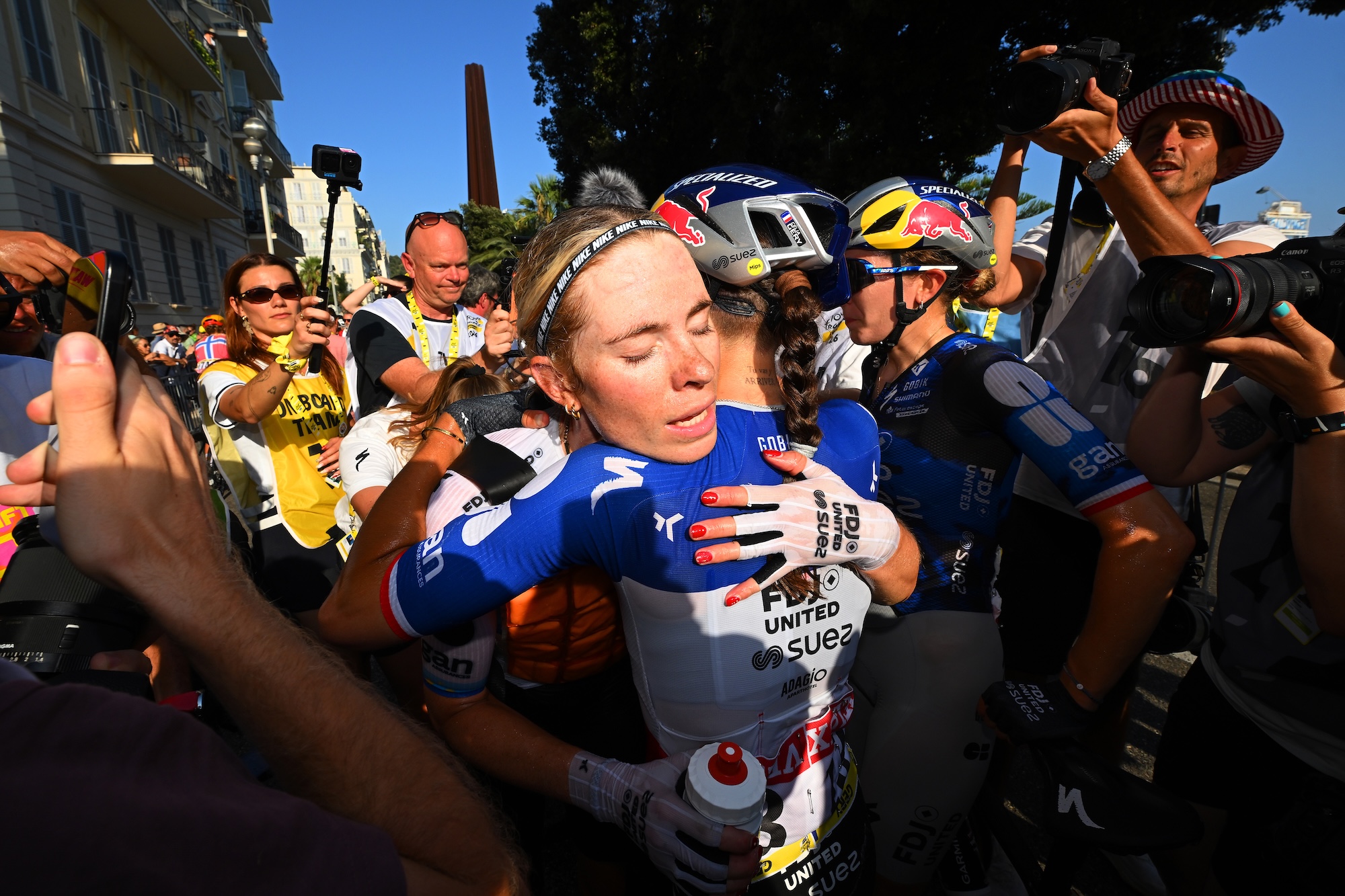 Vollering abraza a Gery tras la llegada