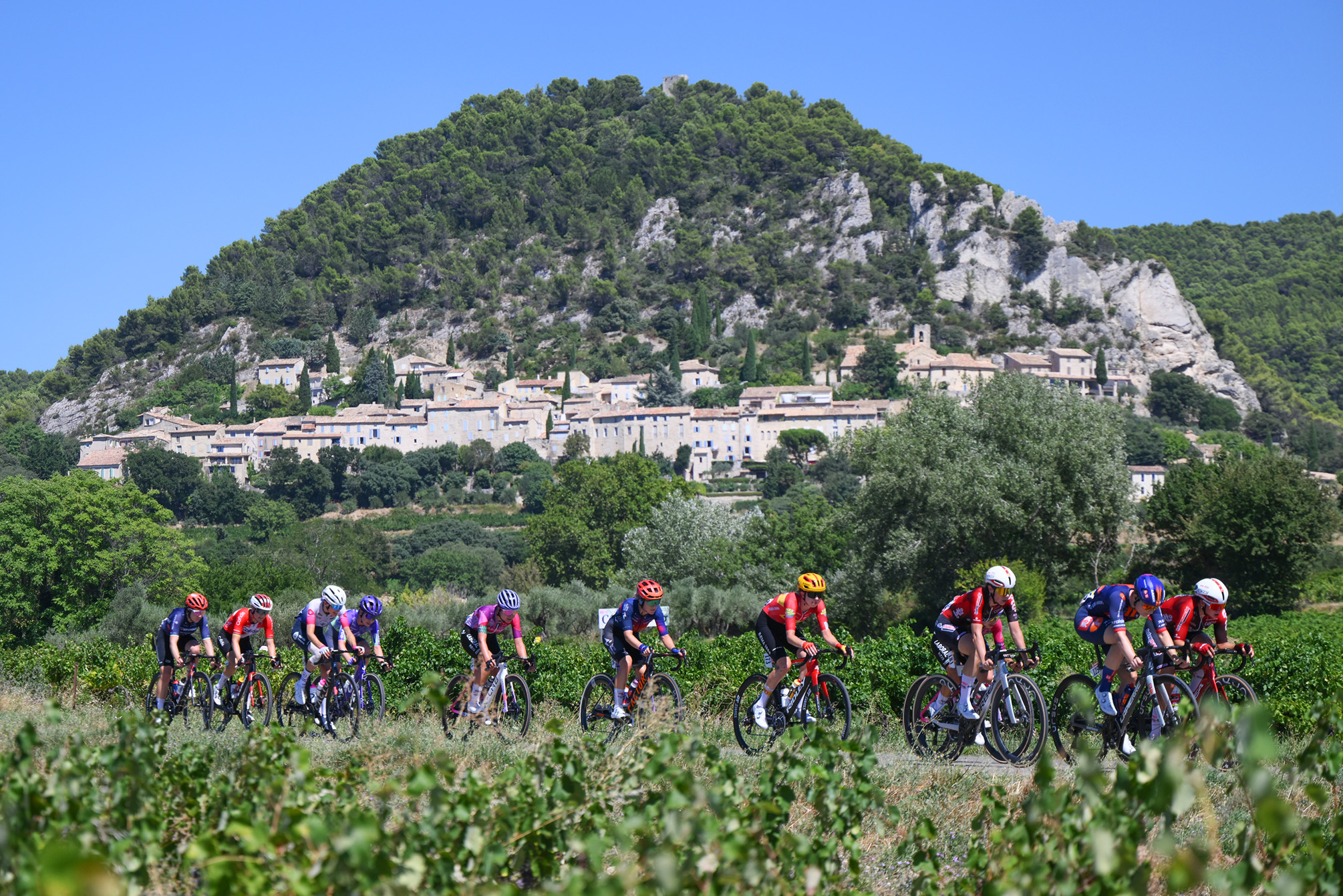 MONT VENTOUX, FRANCIA - 7 DE AGOSTO: Sandrine Tas y Romina Hinojosa del equipo Lotto Intermarche Ladies compiten en la escapada que pasa por el pueblo de Seguret durante el 5to Tour de Francia Femmes 2026, etapa 7, una etapa de 146,8 km desde La Voulte-sur-Rhone hasta Mont Ventoux 1901 m / #UCIWWT / el 7 de agosto de 2026 en Mont Ventoux, Francia. (Foto de Alex Broadway/Getty Images)