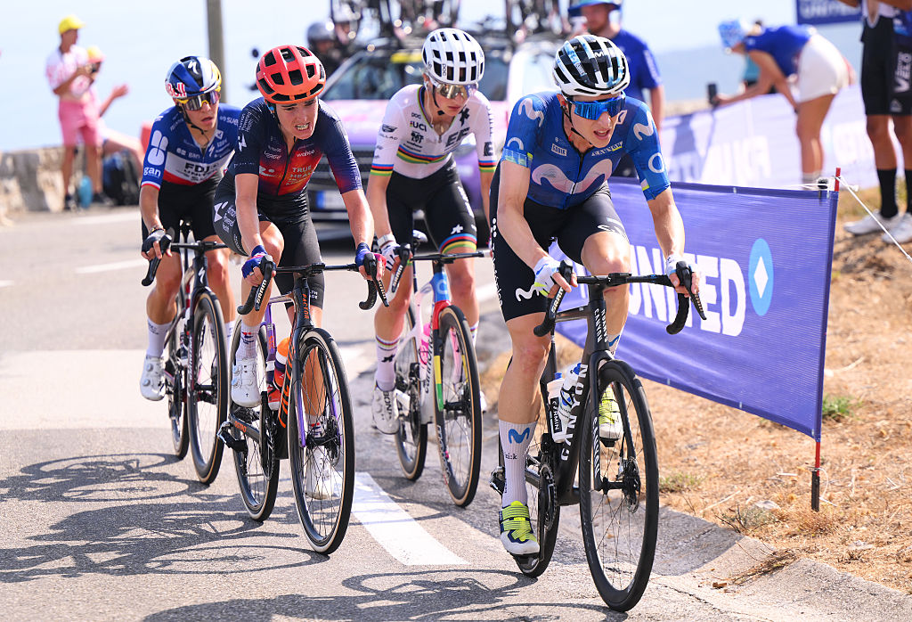 Marlen Reusser (Movistar) se adelanta a otras tres personas en una subida del Tour de Francia Femmes