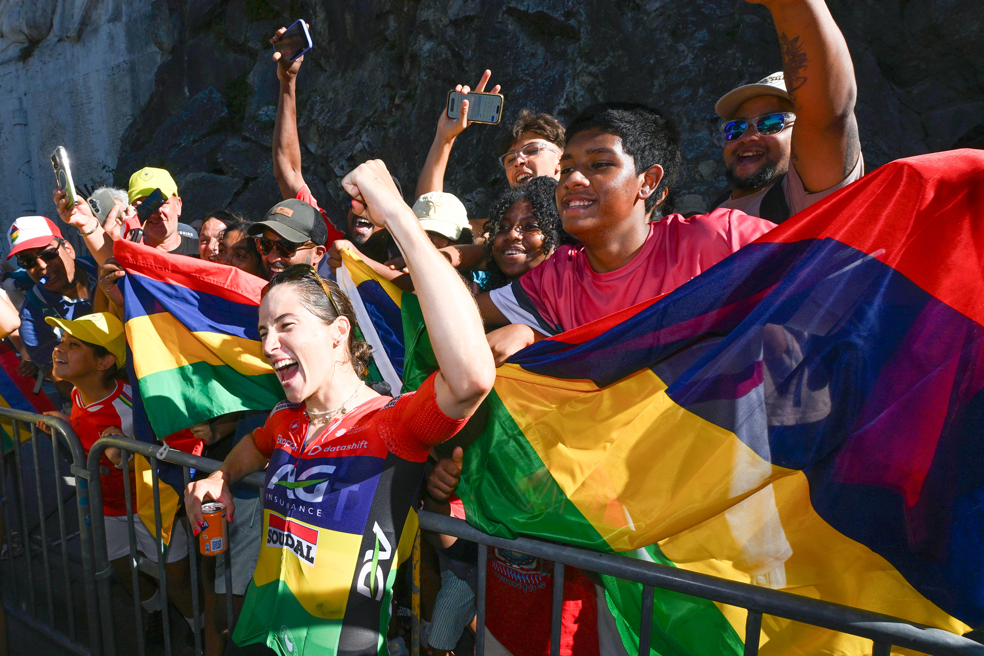 TOURNON-SUR-RHONE, FRANCIA - 6 DE AGOSTO: La ganadora de la etapa Kimberley Le Court Pienaar de Mauricio y Team AG Insurance - Soudal se reúne con los fanáticos después del 5to Tour de France Femmes 2026, etapa 6, una etapa de 153,4 km desde Montbrison a Tournon-sur-Rhon / #UCIWWT / el 6 de agosto de 2026 en Tournon-sur-Rhone, Francia. (Foto de Tim de Waele/Getty Images)