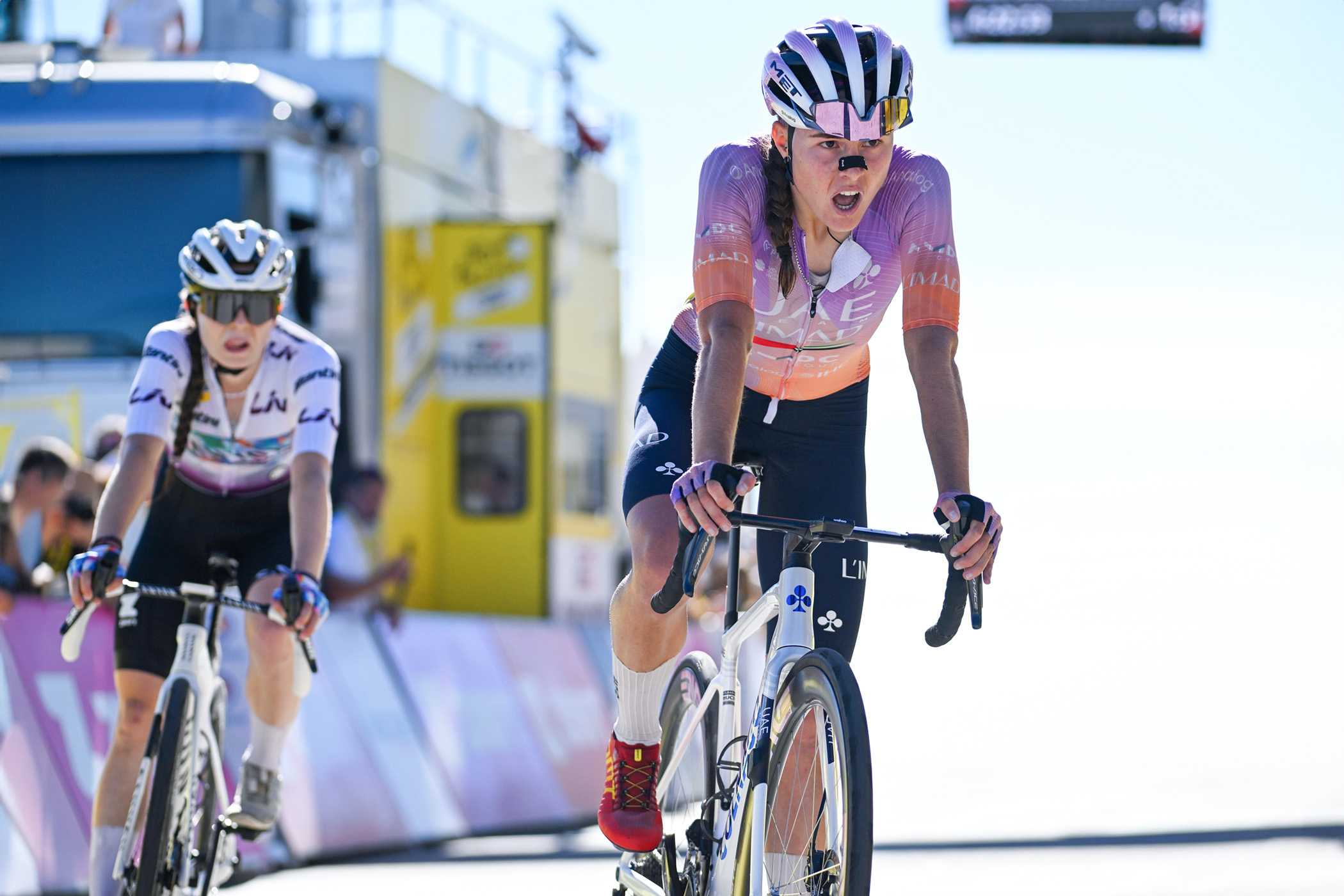 MONT VENTOUX, FRANCIA - 7 DE AGOSTO: Paula Blasi Cairol de España y el equipo L'IMAD de los EAU cruzan la línea de meta durante el quinto Tour de Francia Femmes 2026, etapa 7, una etapa de 146,8 km desde La Voulte-sur-Rhone hasta Mont Ventoux 1901 m / #UCIWWT / el 7 de agosto de 2026 en Mont Ventoux. Francia. (Foto de Tim de Waele/Getty Images)