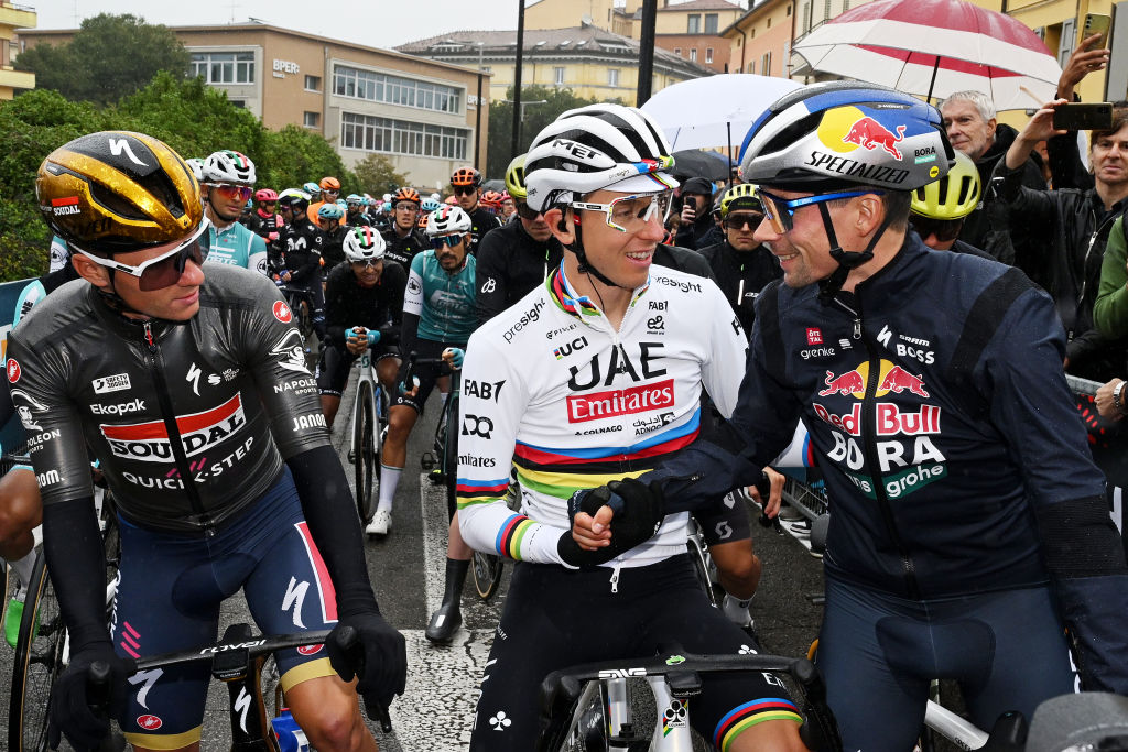 Tadej Pogacar (UAE Team Emirates) y Primoz Roglic (Red Bull - BORA - Hansgrohe) en el Giro dell'Emilia 2024 en Vignola, Italia. (Foto de Dario Belingheri/Getty Images)
