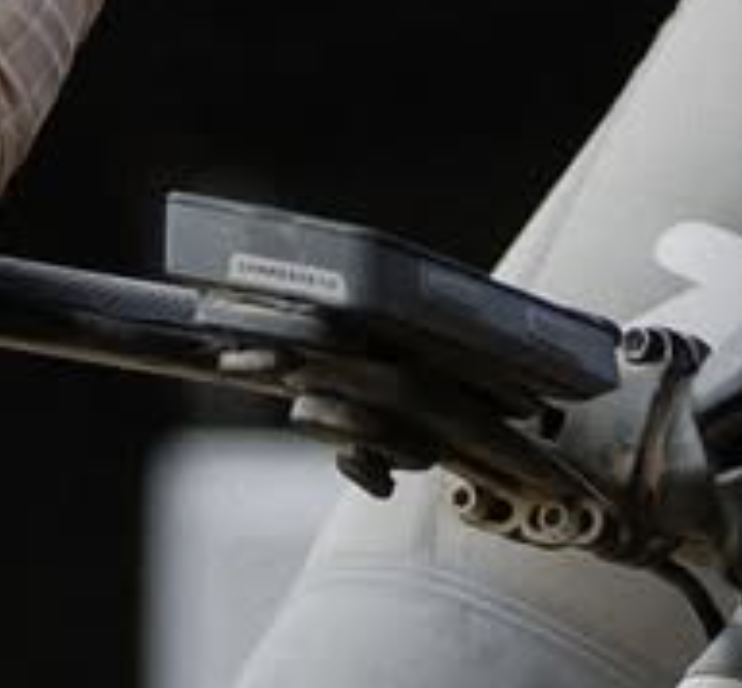 Sram parpadea debajo de un ciclocomputador