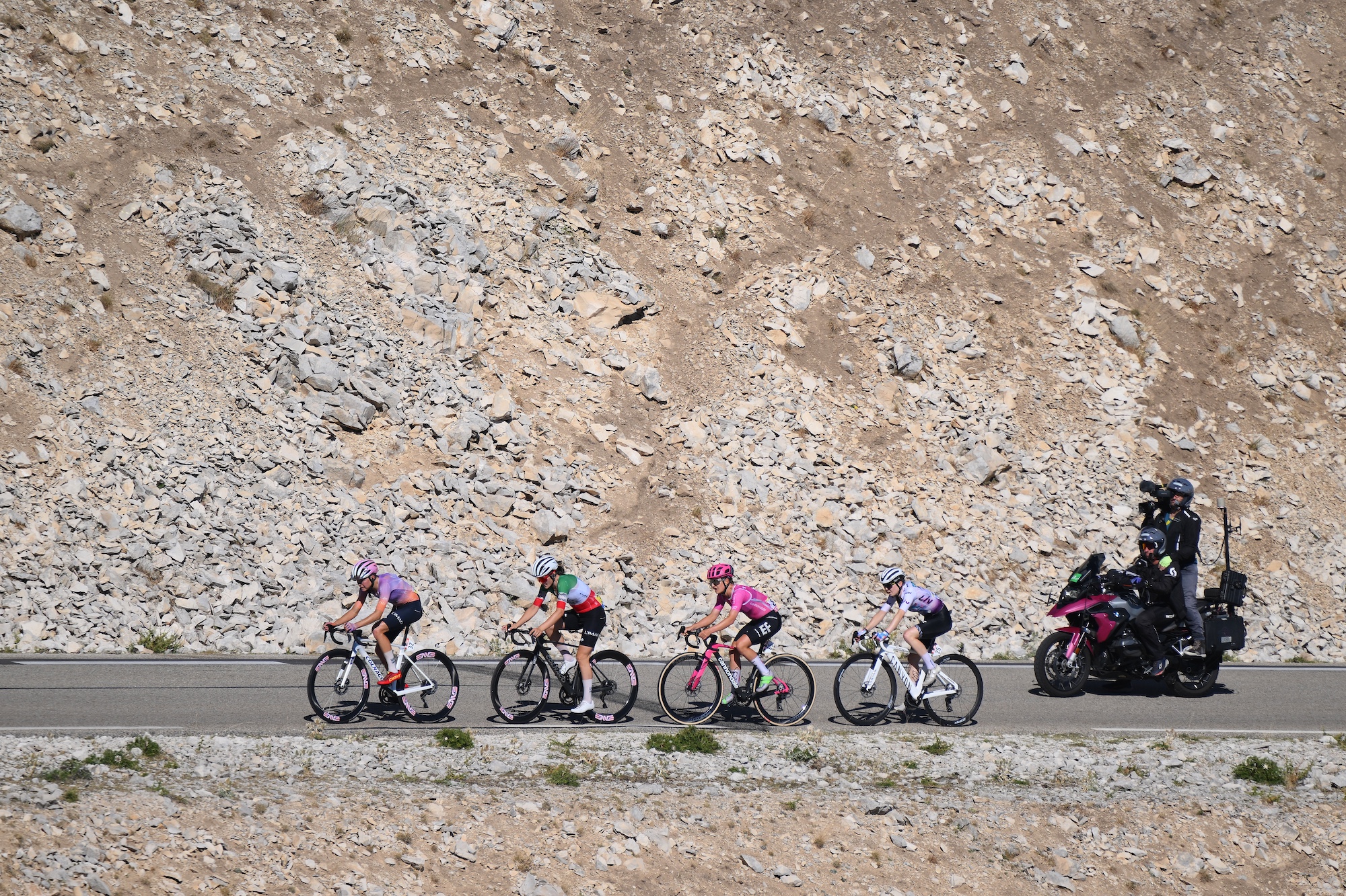 MONT VENTOUX, FRANCIA - 7 DE AGOSTO: (LR) Paula Blasi Cairol de España, Elisa Longo Borghini de Italia y el equipo L'IMAD de los Emiratos Árabes Unidos, Cedrine Kerbaol de Francia y el equipo EF Education - Oatly y Antonia Niedermaier de Alemania y el equipo Canyon//SRAM Racing zondacrypto - White Best Young Rider Jersey compiten en el grupo de persecución durante el quinto Tour de Francia Femmes 2026, etapa 7 una etapa de 146,8 km desde La Voulte-sur-Rhone hasta Mont Ventoux 1901m / #UCIWWT / el 7 de agosto de 2026 en Mont Ventoux, Francia. (Foto de Alex Broadway/Getty Images)