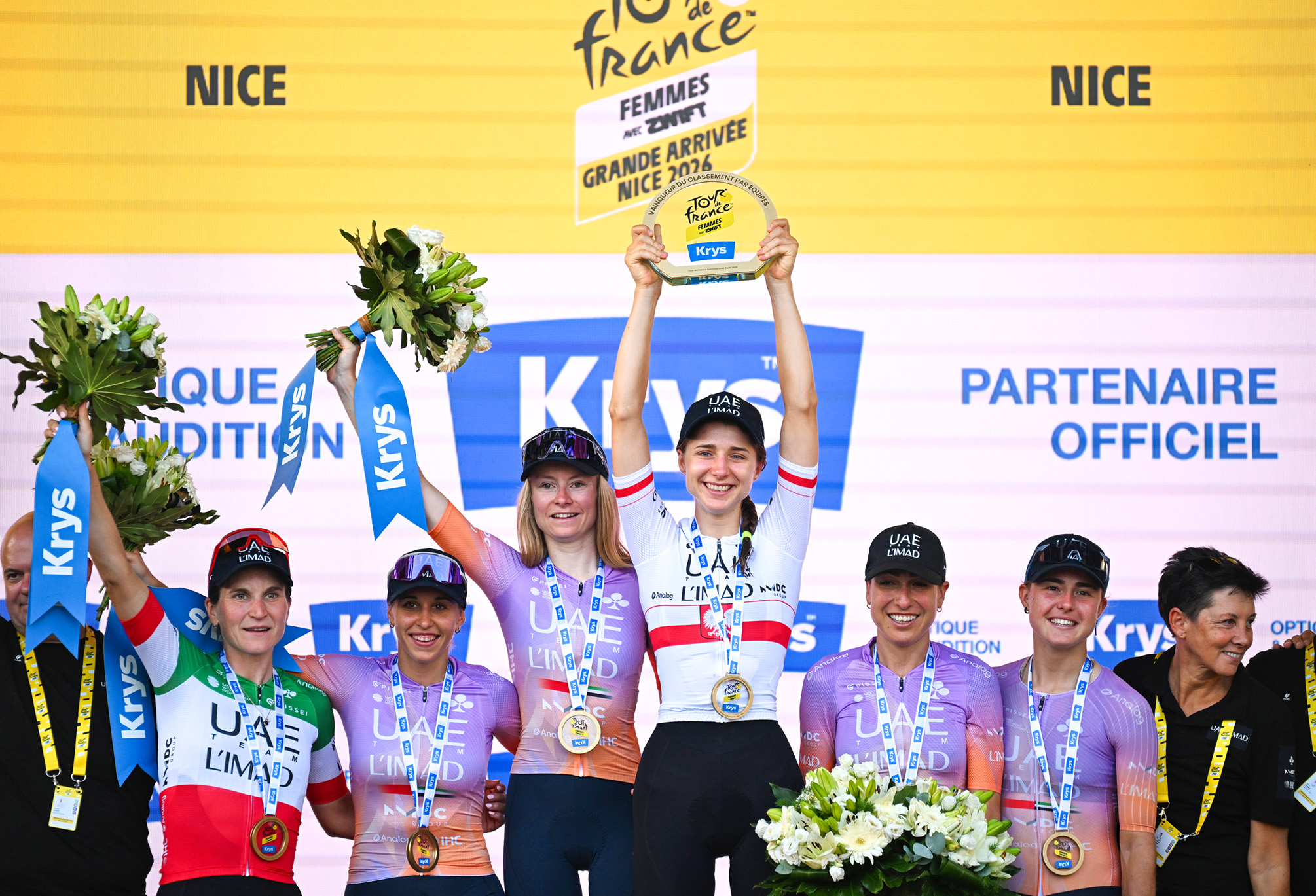 El equipo UAE L'IMAD celebra ganar la clasificación por equipos del Tour de France Femmes en el podio de la etapa final en Niza