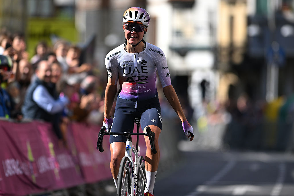 DURANGO, ESPAÑA - 19 DE MAYO: Paula Blasi de España y el Equipo de Desarrollo de los EAU celebra en la línea de meta como ganadora de la carrera durante la 25a Durango - Durango Emakumeen Saria 2026, una carrera de un día de 113 km de Durango a Durango el 19 de mayo de 2026 en Durango, España. (Foto de Szymon Gruchalski/Getty Images)
