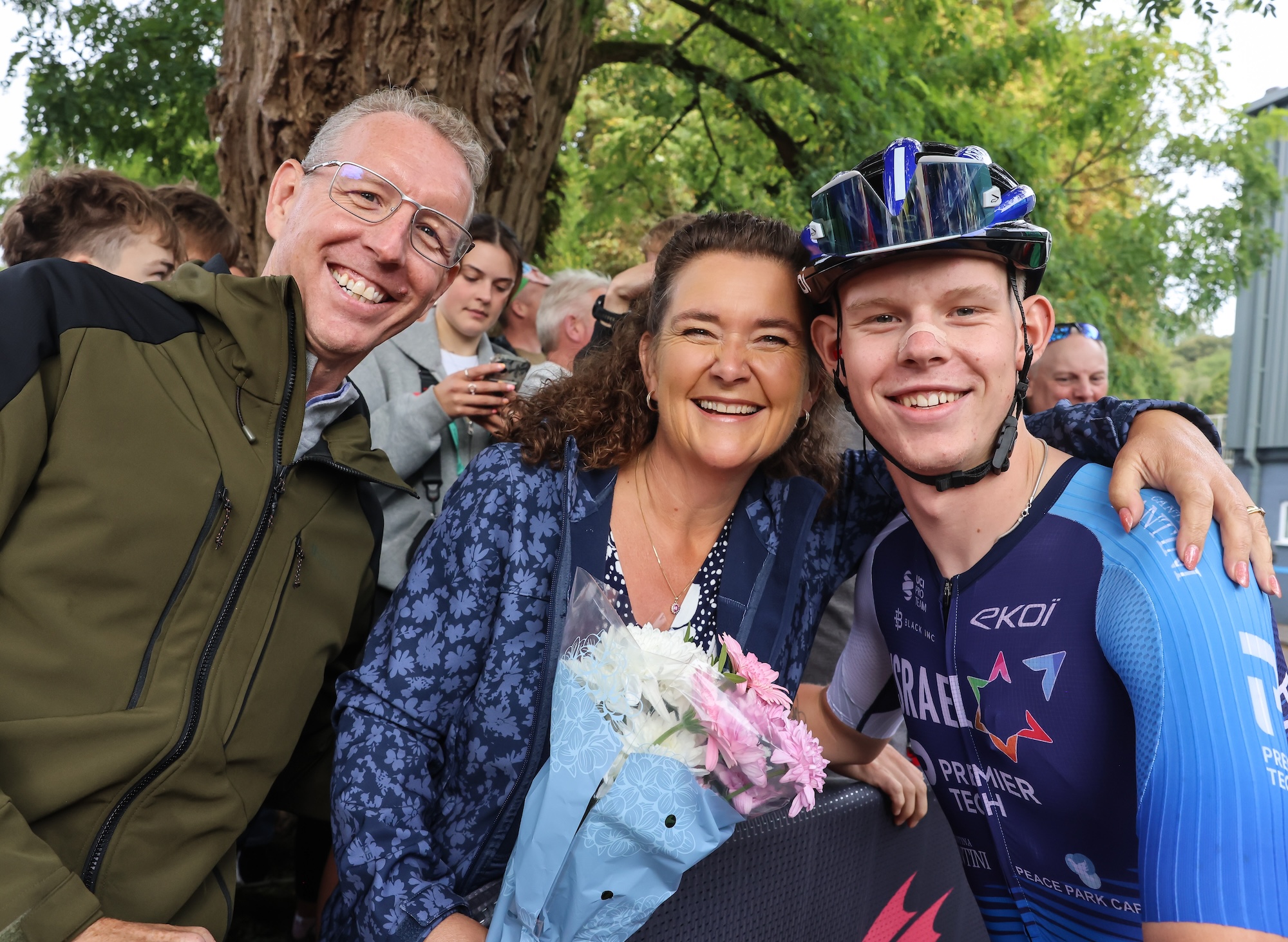 PONTYPOOL, GALES - 6 DE SEPTIEMBRE: Finlay Tarling de Israel - Premier Tech le presenta a su madre un ramo de flores por el apoyo que le ha brindado antes de la etapa 5 del Tour de Gran Bretaña desde Pontypool – The Tumble una distancia de 133,6 km con 2.322 m de ascenso el 6 de septiembre de 2025 en Pontypool, Gales, Reino Unido. (Foto de Huw Fairclough/Getty Images)
