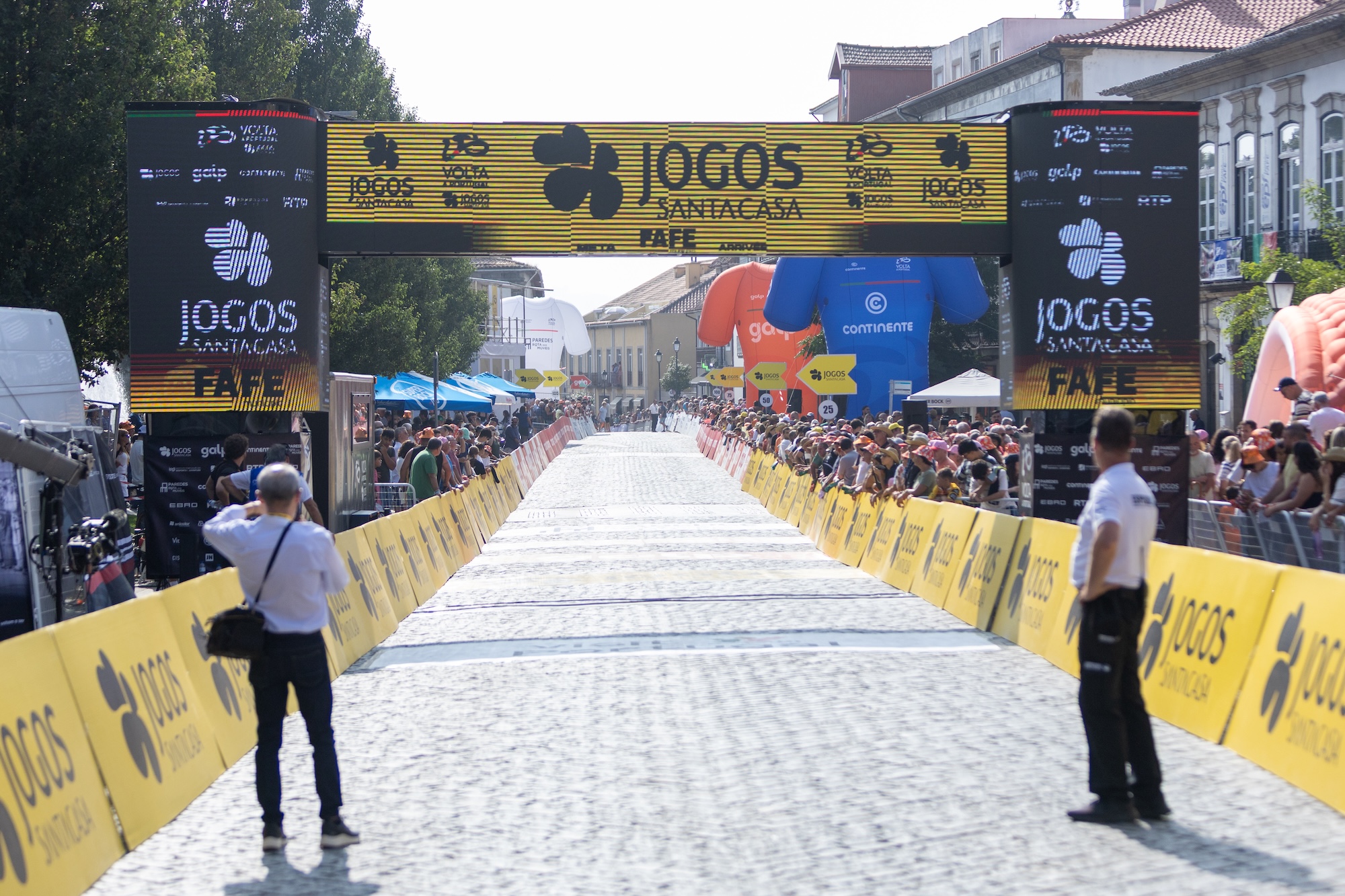 La octava etapa de la Volta a Portugal 2026 de Melgaco a Fafe está suspendida tras la muerte del ciclista Finlay Tarling de Gran Bretaña y del equipo ciclista NSN en Fafe, Portugal, el 14 de agosto de 2026. (Foto de Miguel Lemos/NurPhoto vía Getty Images)