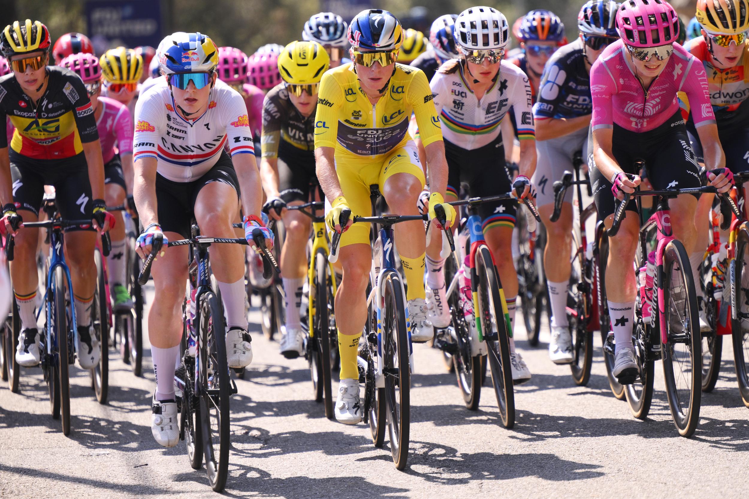 Demi Vollering en el pelotón durante el Tour de Francia Femenino 2026