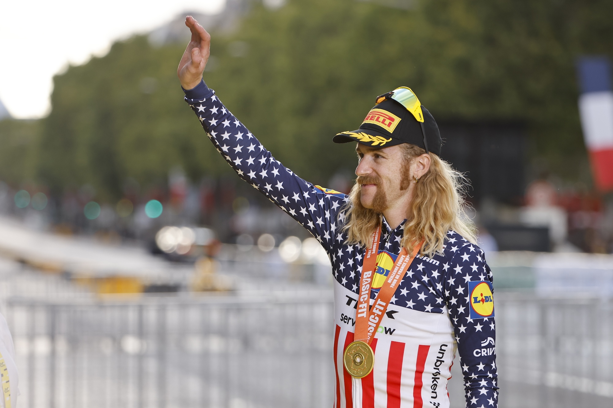 Quinn Simmons de EE. UU. celebra el 'mejor equipo' Trofeo para Lidl-Trek durante la ceremonia del podio tras la etapa 21 del Tour de Francia 2026