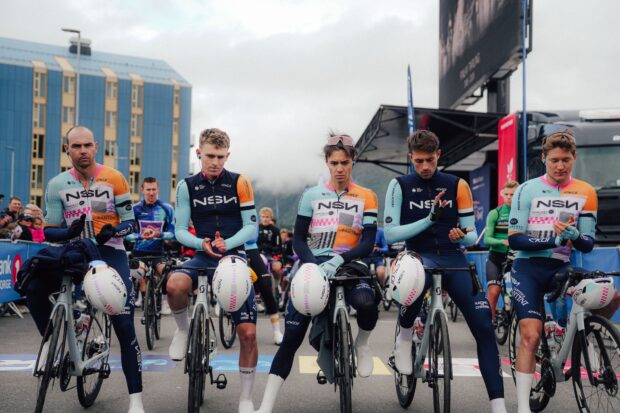 Un monumento conmemorativo, una camiseta de líder negro y momentos de silencio mientras se rinde homenaje a Finlay Tarling en las carreras ciclistas de toda Europa.