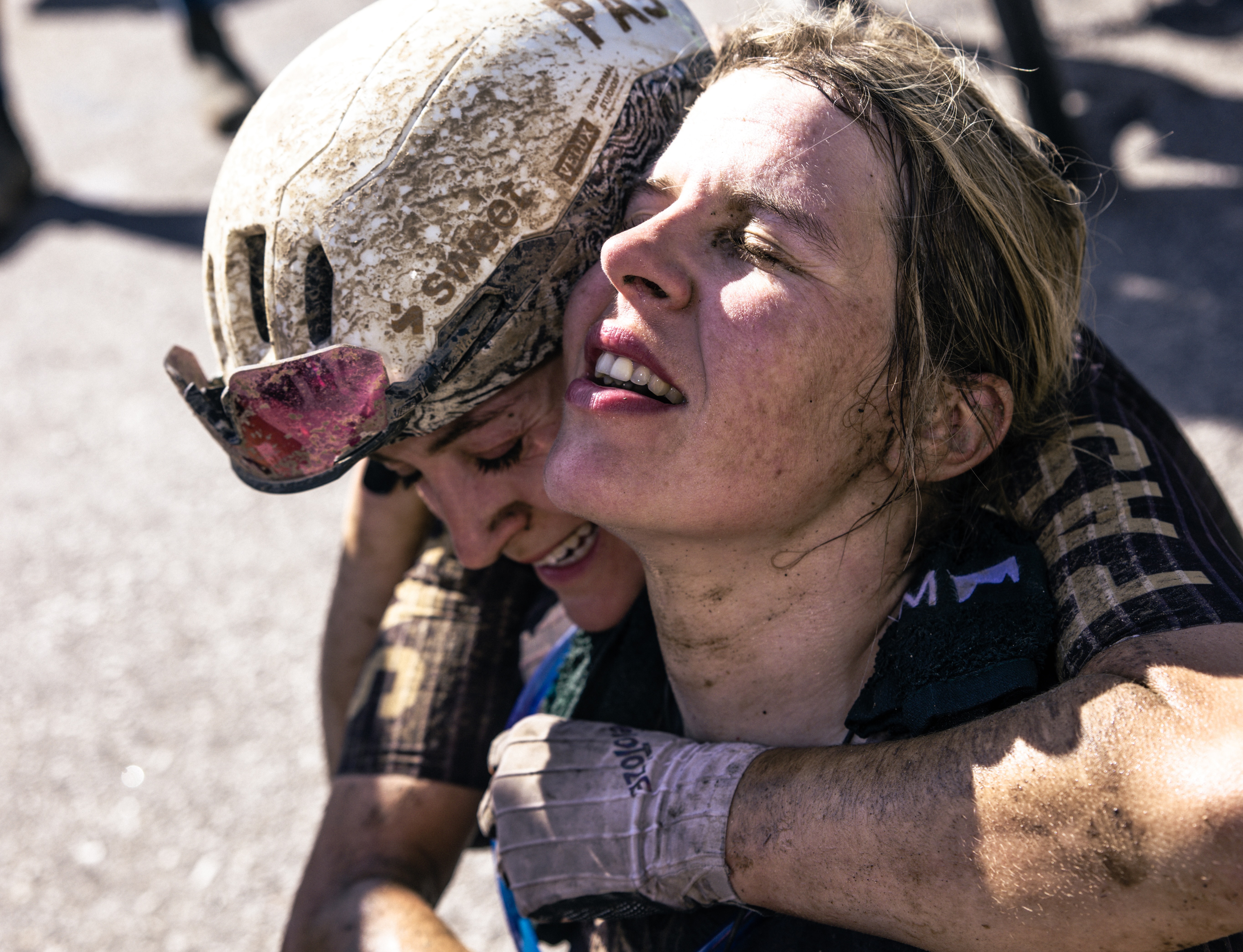 Romy Kasper (derecha) recibe un abrazo en la línea de meta en Emporia, Kansas de parte de Morgan Aguirre, compañero de equipo de PAS Racing, mientras el dúo finaliza el día de persecución entre los 11 primeros, Kasper toma el sprint por el séptimo lugar.