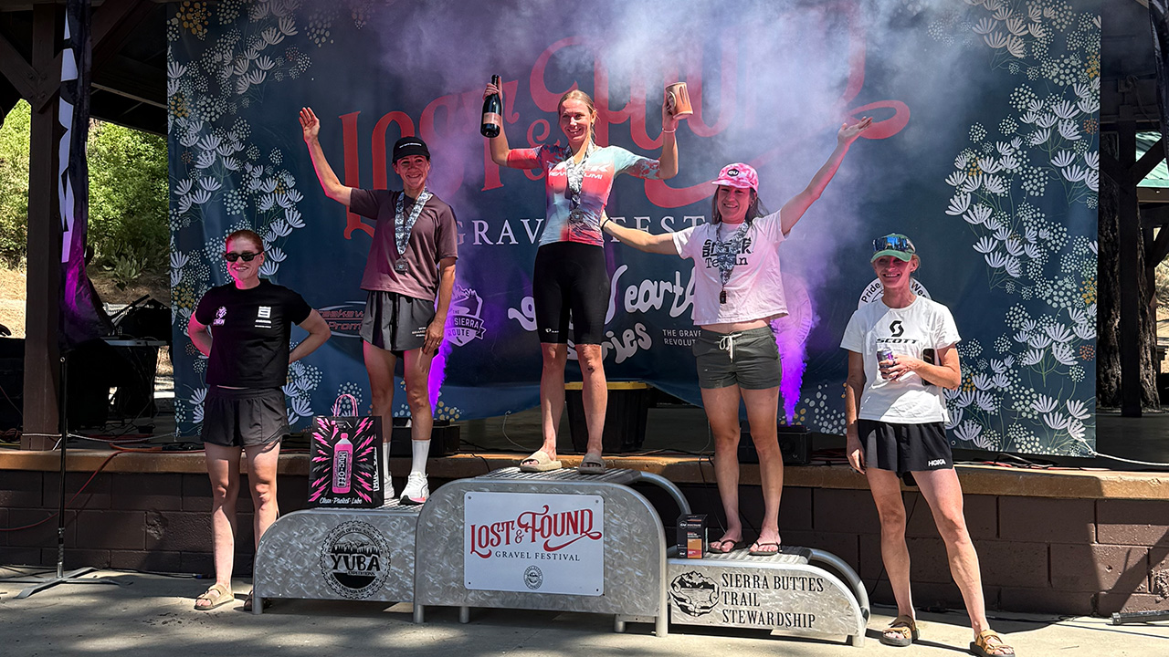 El podio extendido femenino en Lost and Found Gravel 2026 con Ruby Ryan en el escalón más alto de la carrera Gravel Earth Series