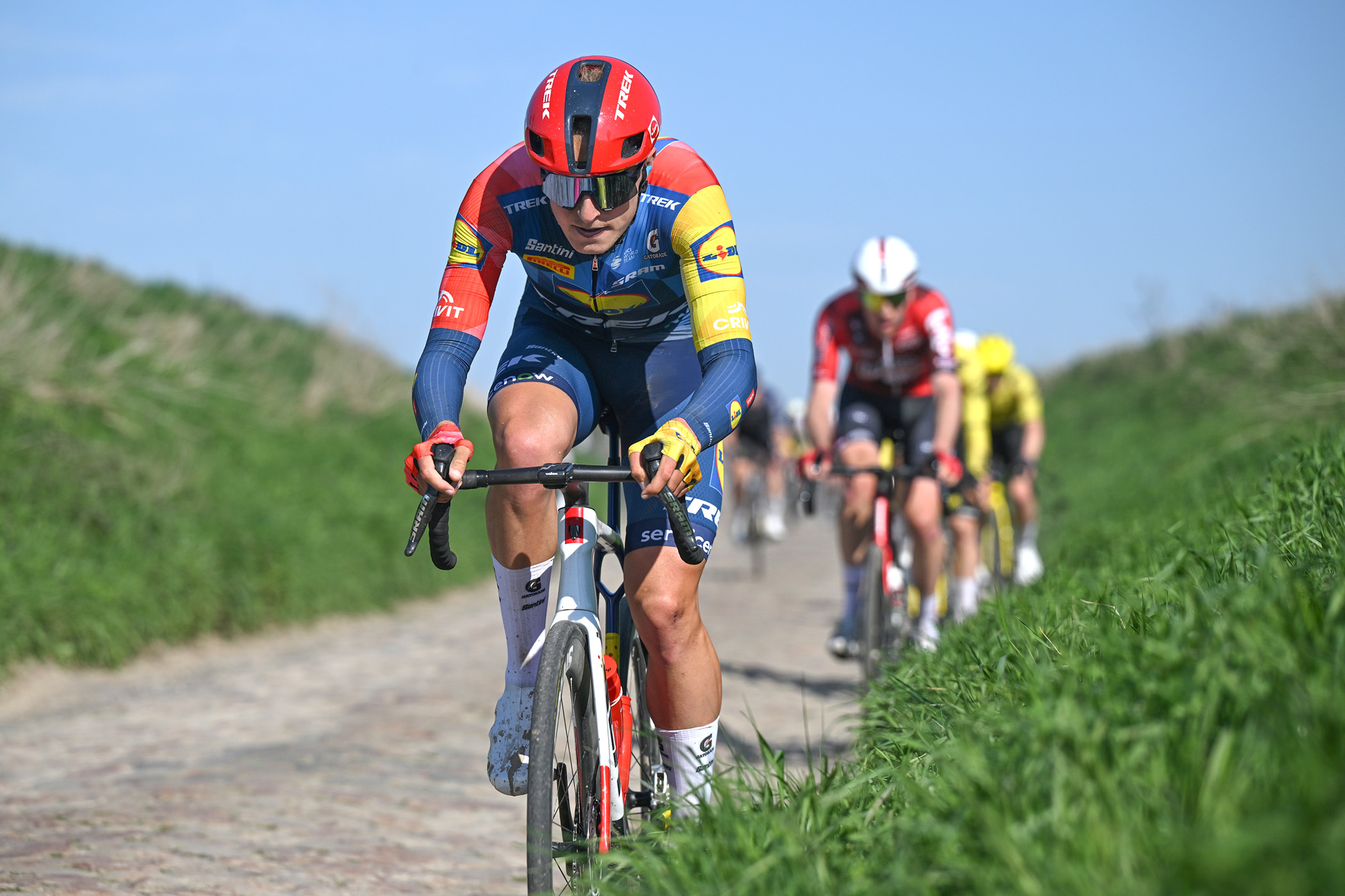 Albert Philipsen (Lidl-Trek) atacando por un sector adoquinado durante el GP Denain en marzo