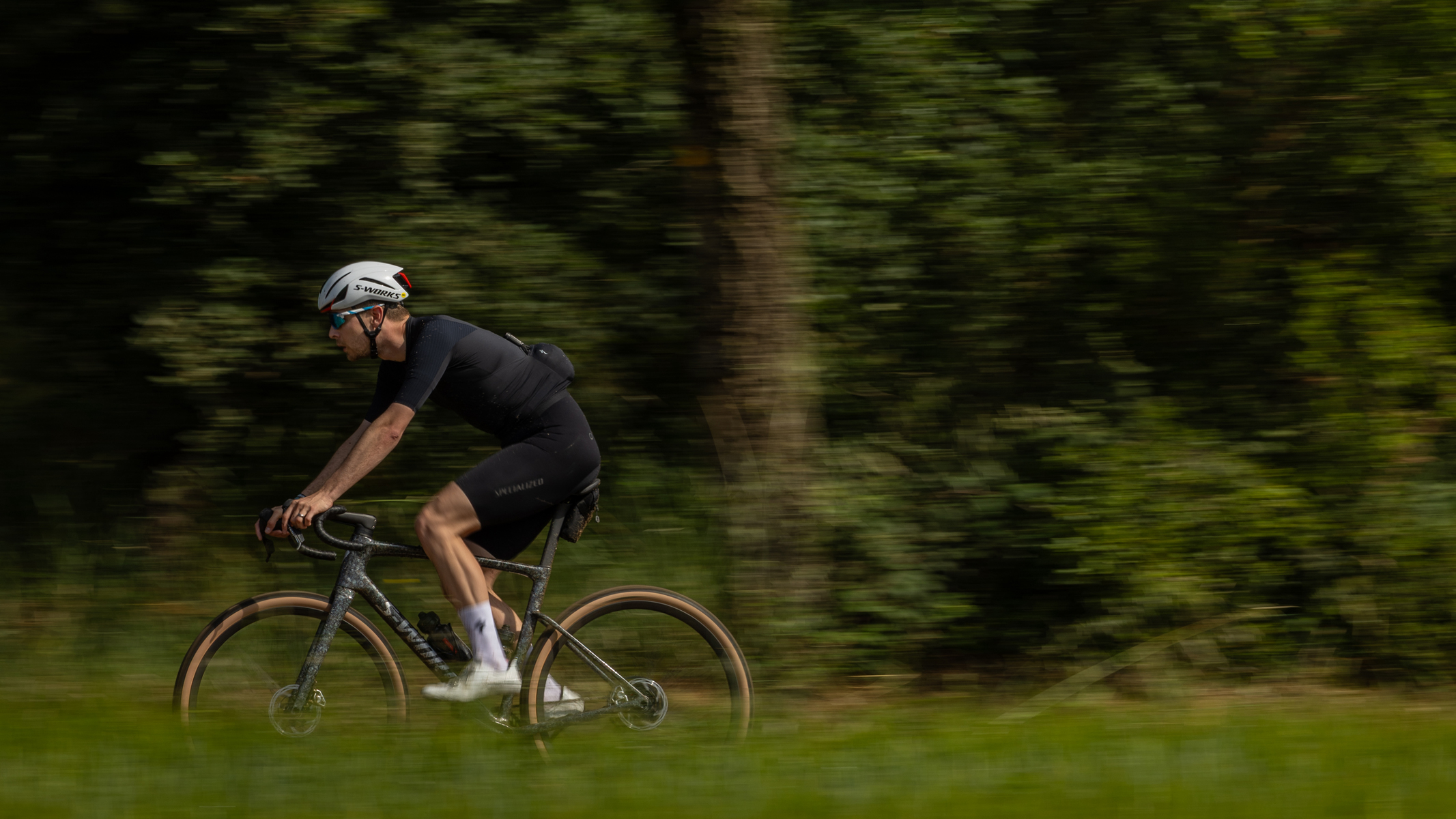 Un ciclista sobre la mejor bicicleta de gravel, la Specialized Crux 5 