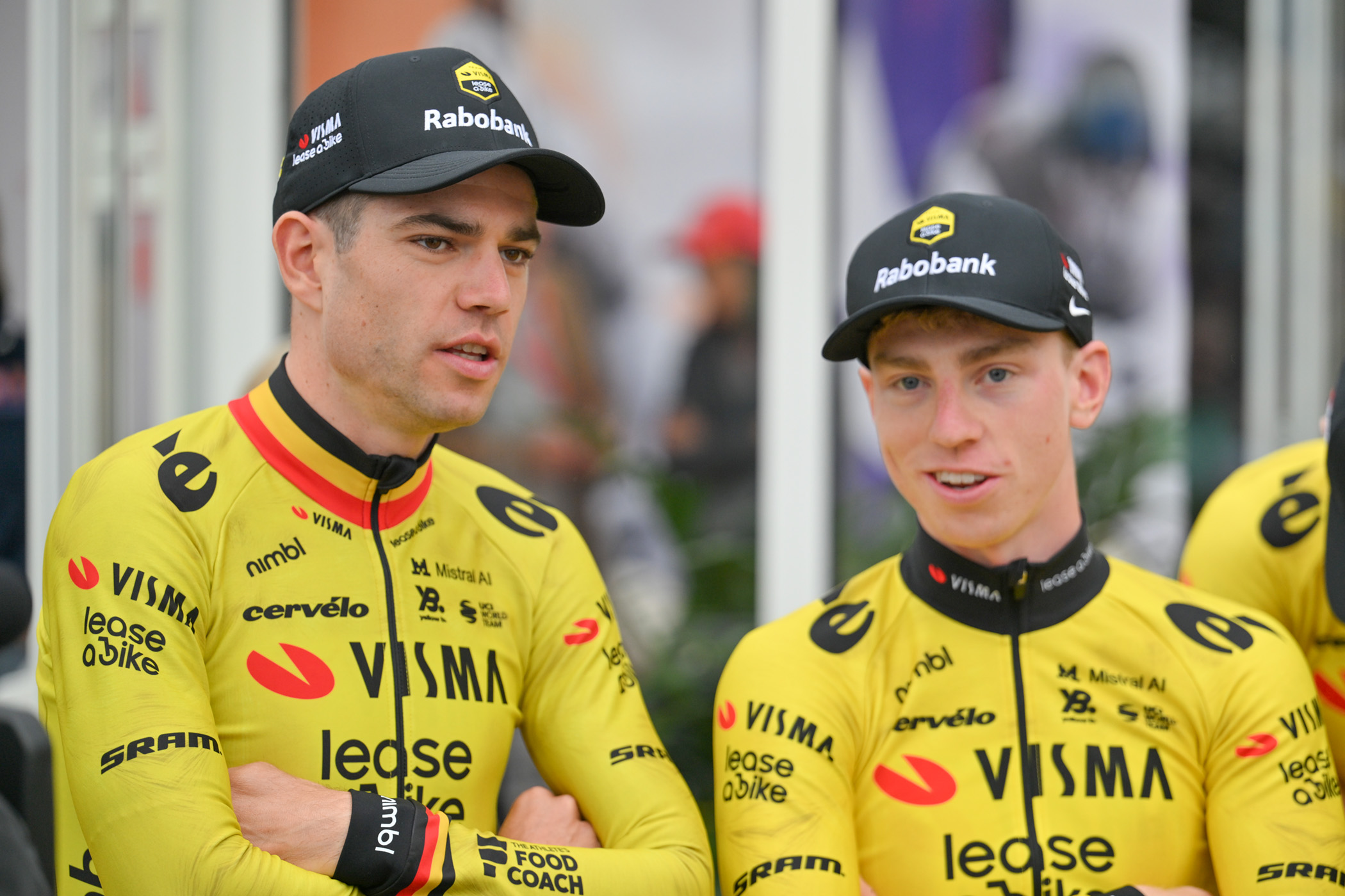 Wout van Aert y Matthew Brennan en la salida de la París-Roubaix 2026