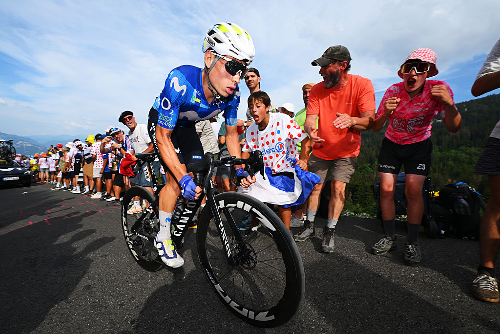 Einer Rubio de Colombia y Team Movistar compiten mientras los fanáticos vitorean en el Plateau de Solaison (1501m) durante el 113° Tour de Francia 2026