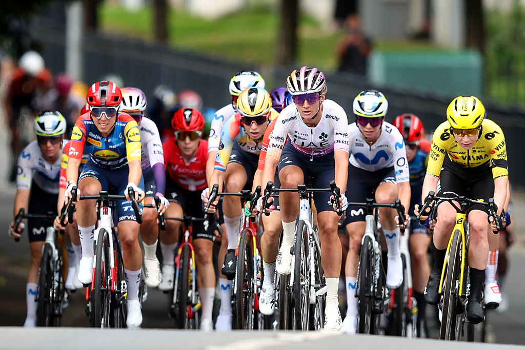 El pelotón compitiendo durante la etapa 2 del Tour de Gran Bretaña Femenino 2026 (Foto de Matt McNulty/Getty Images)