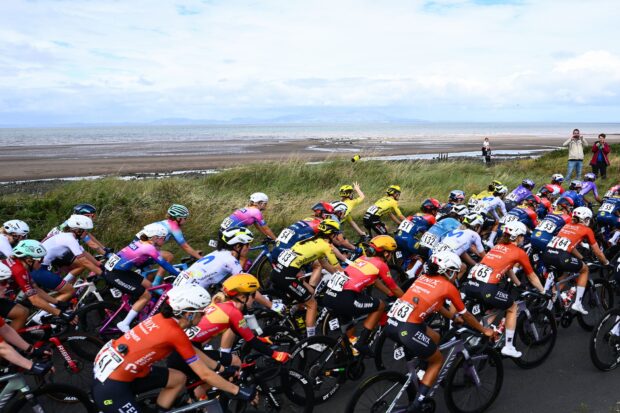 "Coches del público en general vienen hacia mí desde todas direcciones": Maeve Plouffe evita por poco ser atropellada por un conductor en el Tour de Gran Bretaña Femenino