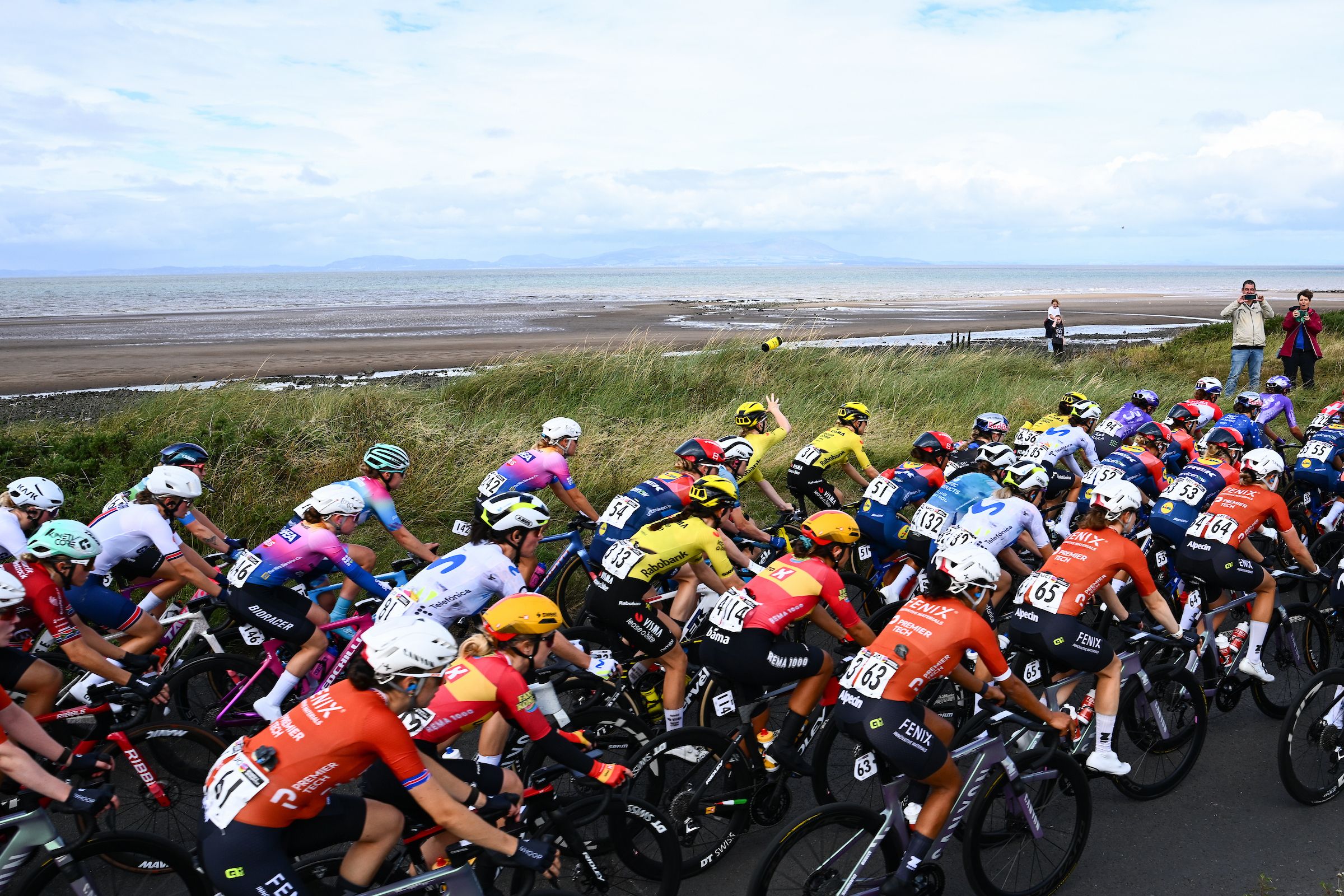 "Coches del público en general vienen hacia mí desde todas direcciones": Maeve Plouffe evita por poco ser atropellada por un conductor en el Tour de Gran Bretaña Femenino