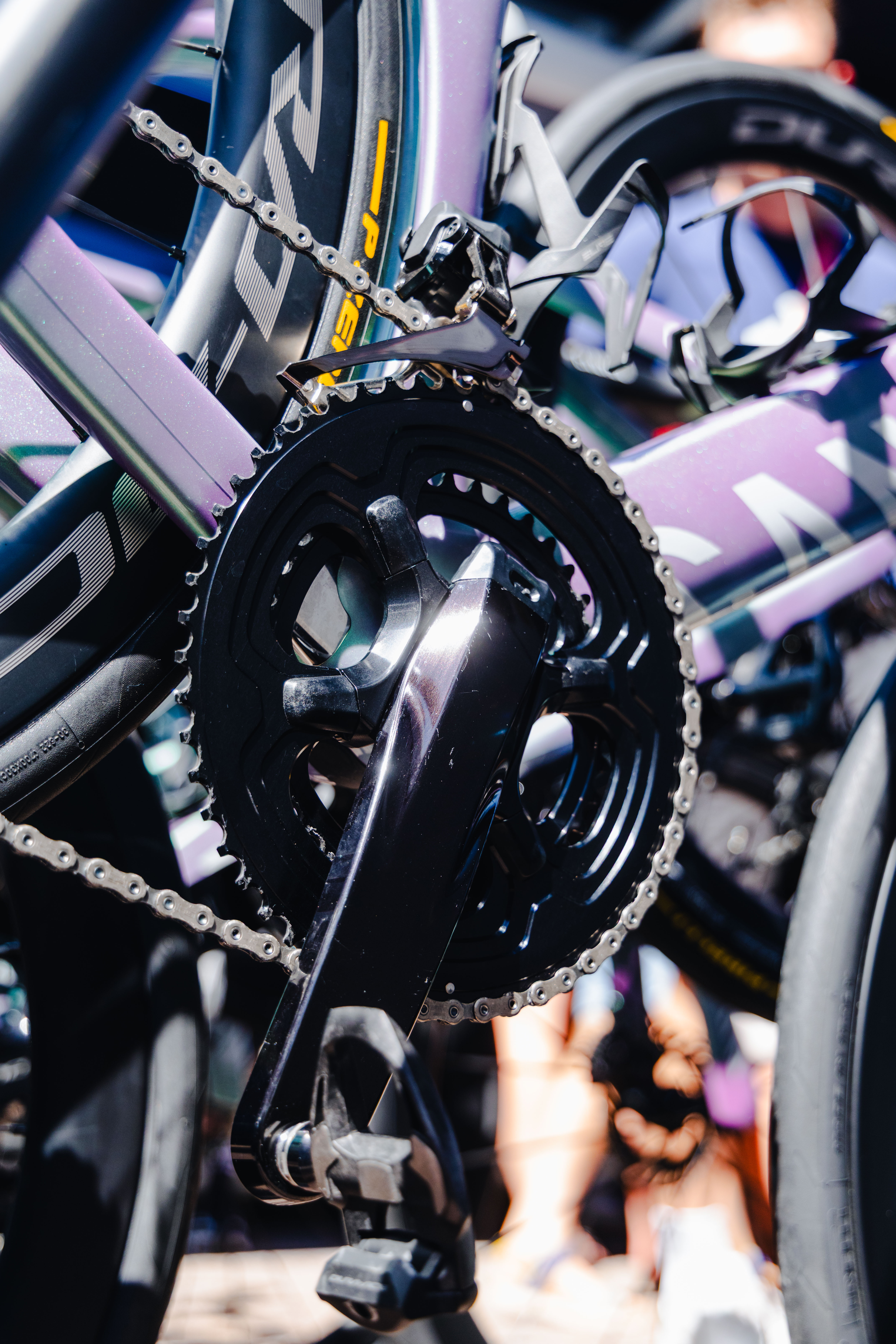 Un primer plano de un nuevo grupo Shimano Dura Ace