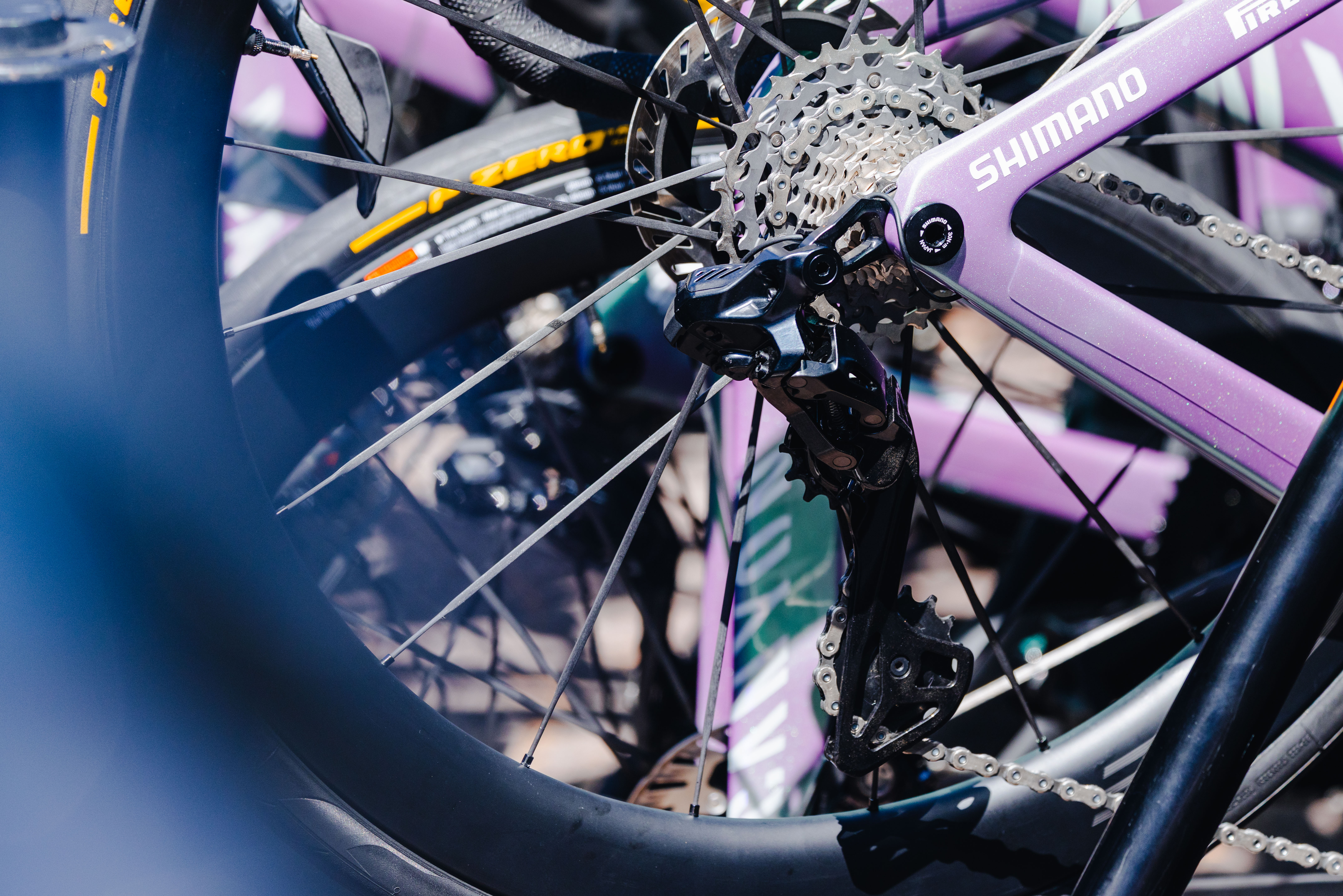 Un primer plano de un nuevo grupo Shimano Dura Ace