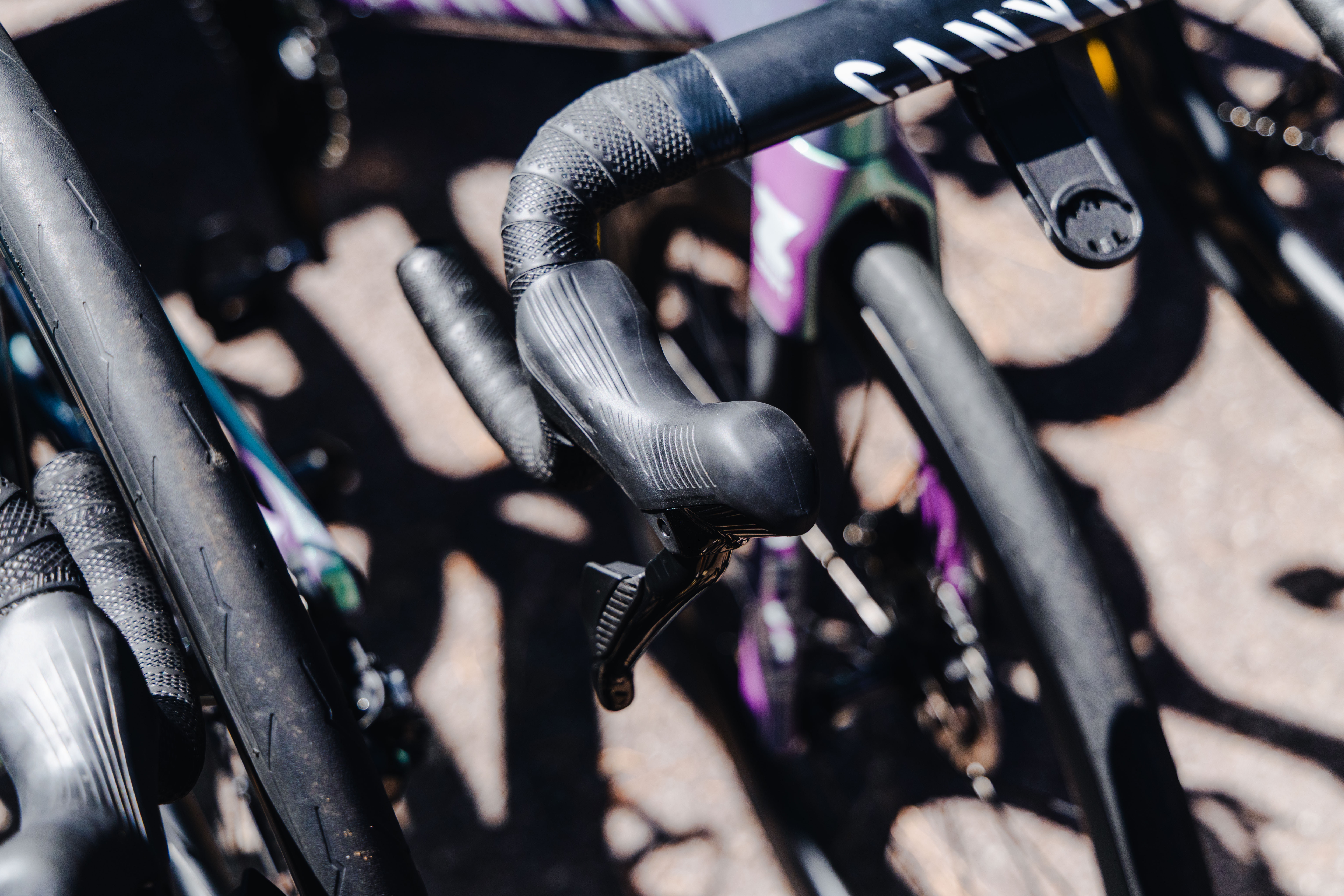 Un primer plano de un nuevo grupo Shimano Dura Ace