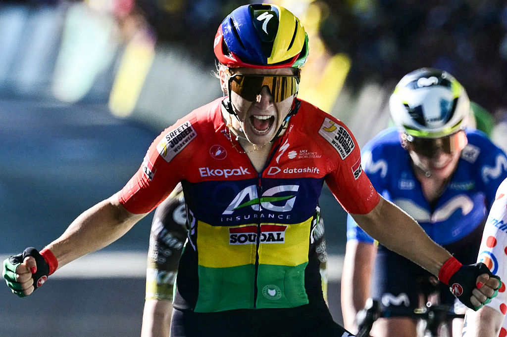 Kim Le Court-Pienaar (AG Insurance-Soudal) celebra la victoria en la sexta etapa del Tour de Francia Femmes avec Zwift 2026, en Tournon-sur-Rhone. (Foto de NICOLAS TUCAT/AFP vía Getty Images)