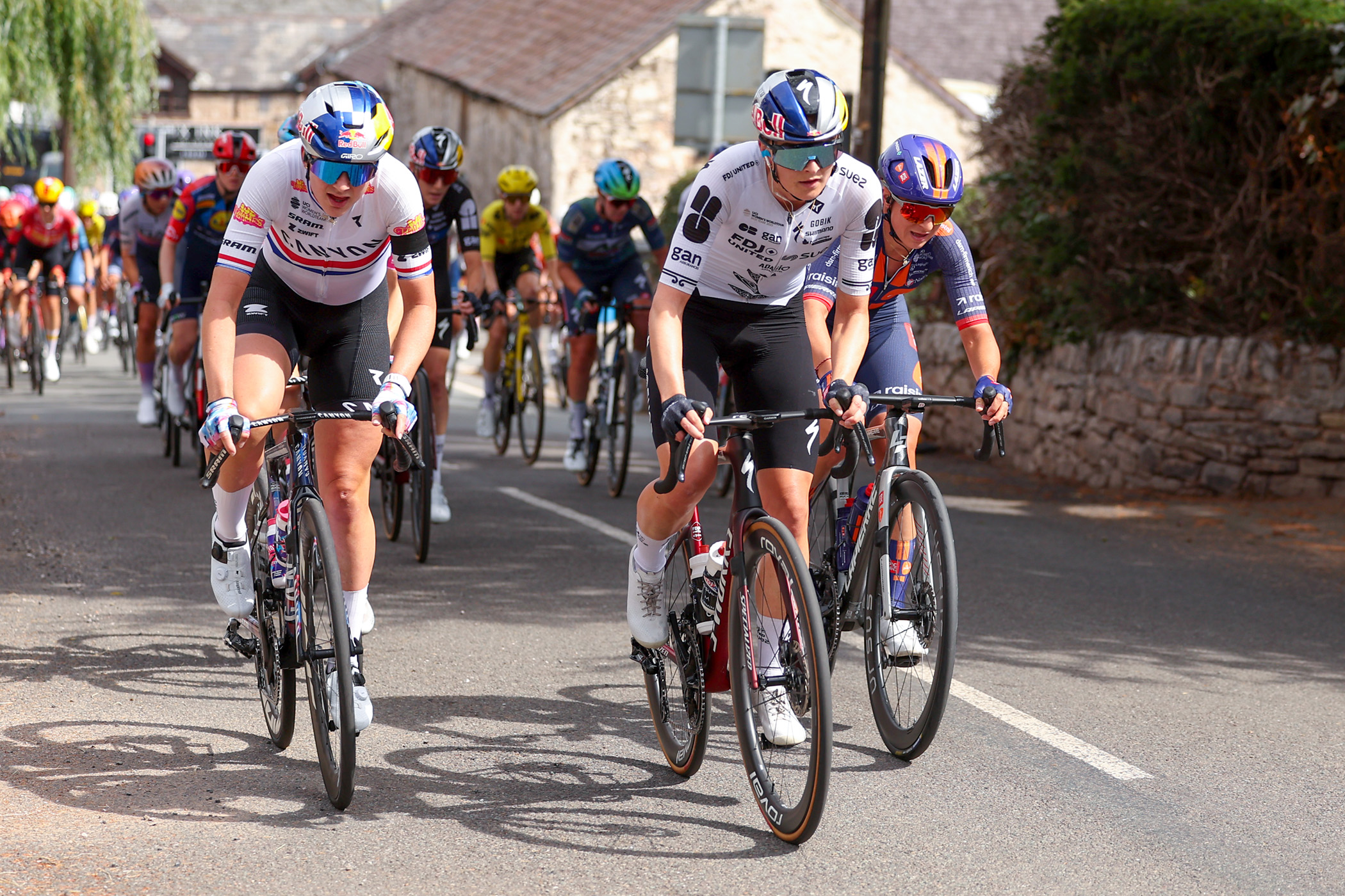 Ally Wollaston (derecha) sube una subida junto a Zoe Bäckstedt en la etapa 3 del Tour de Gran Bretaña Femenino