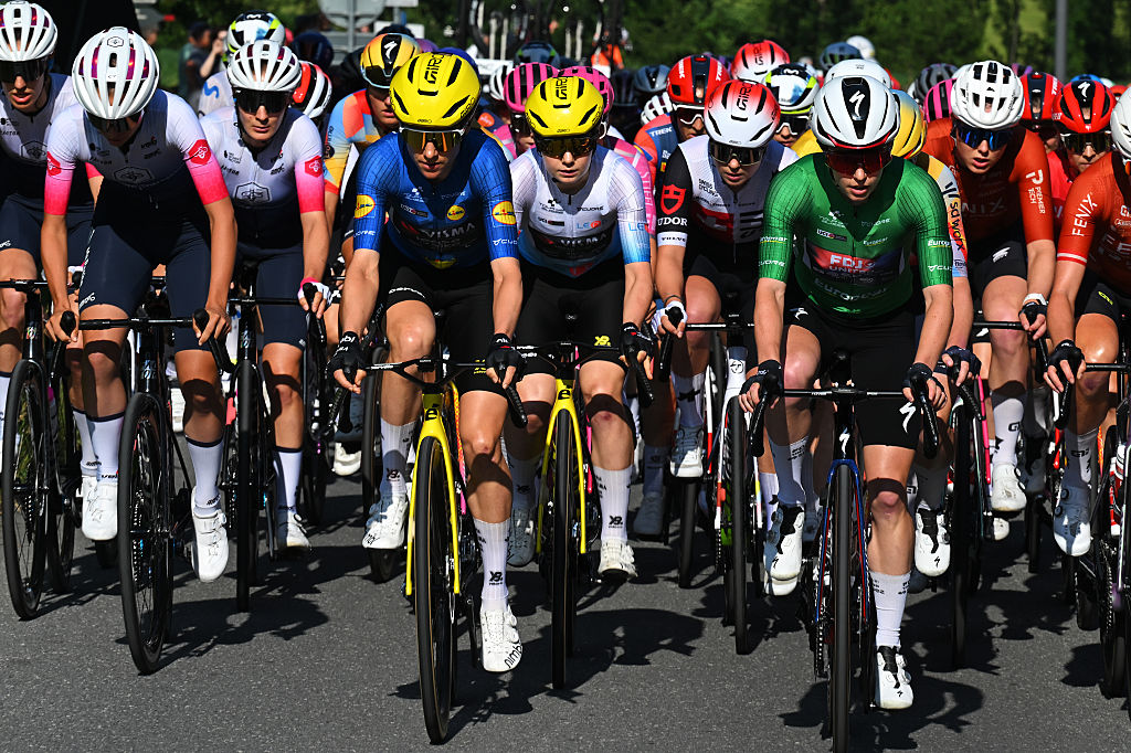 Lauren Dickson de Gran Bretaña y el equipo FDJ United - SUEZ con la camiseta Green Mountain durante el Tour de Suiza