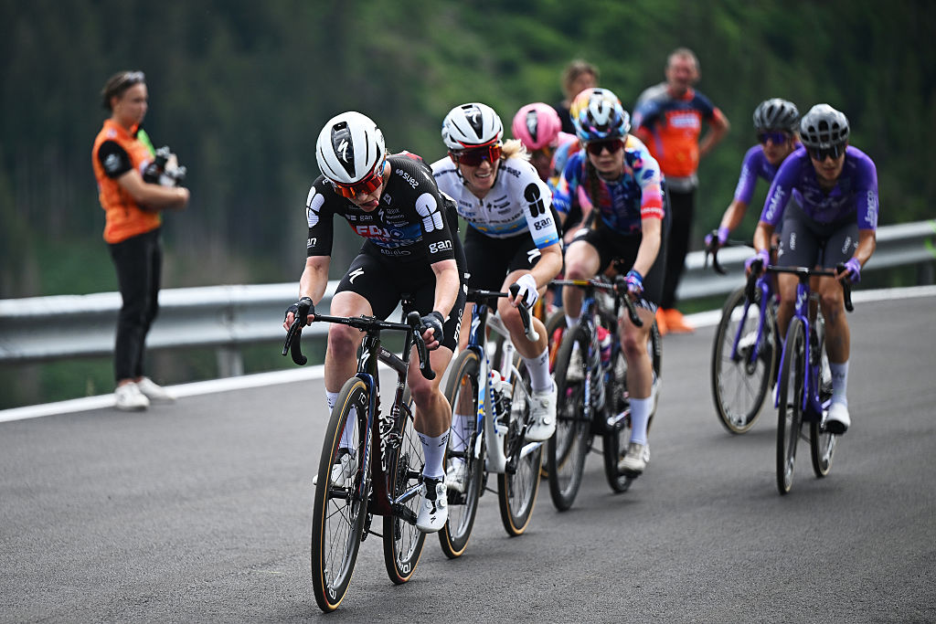 Lauren Dickson de Gran Bretaña (L) y Demi Vollering de Holanda (2L) y el equipo FDJ United - SUEZ durante el Giro d'Italia Femenino 2026