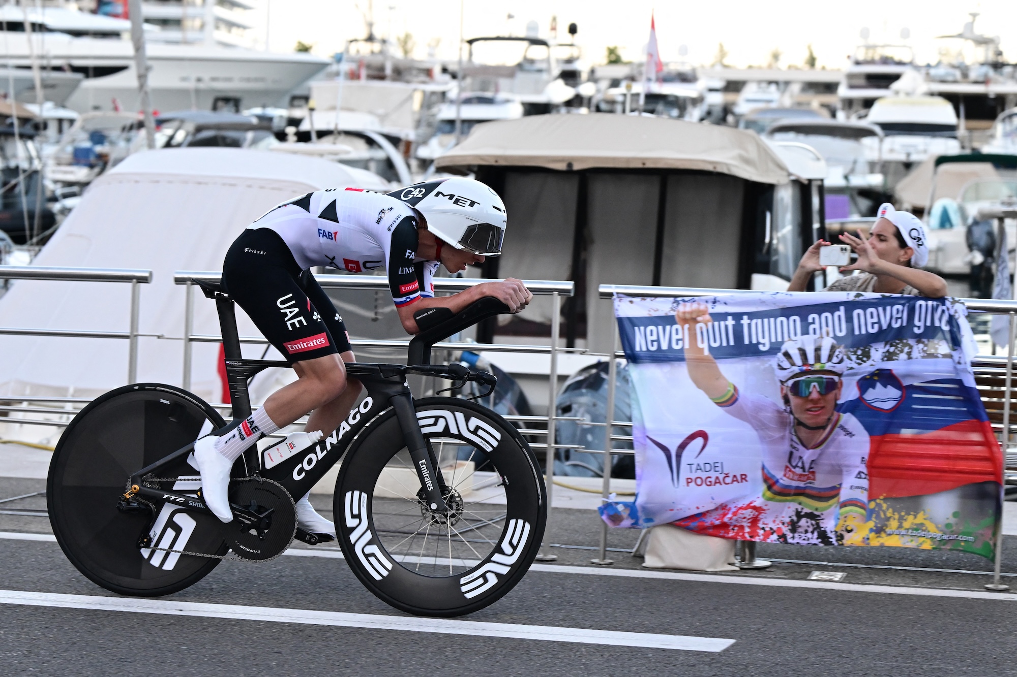 UAE Team Emirates: el ciclista esloveno del equipo XRG, Tadej Pogacar, compite durante la primera etapa de la Vuelta a España 2026, una contrarreloj de 9,4 km entre Mónaco y Mónaco el 22 de agosto de 2026. (Foto de Miguel MEDINA / AFP)