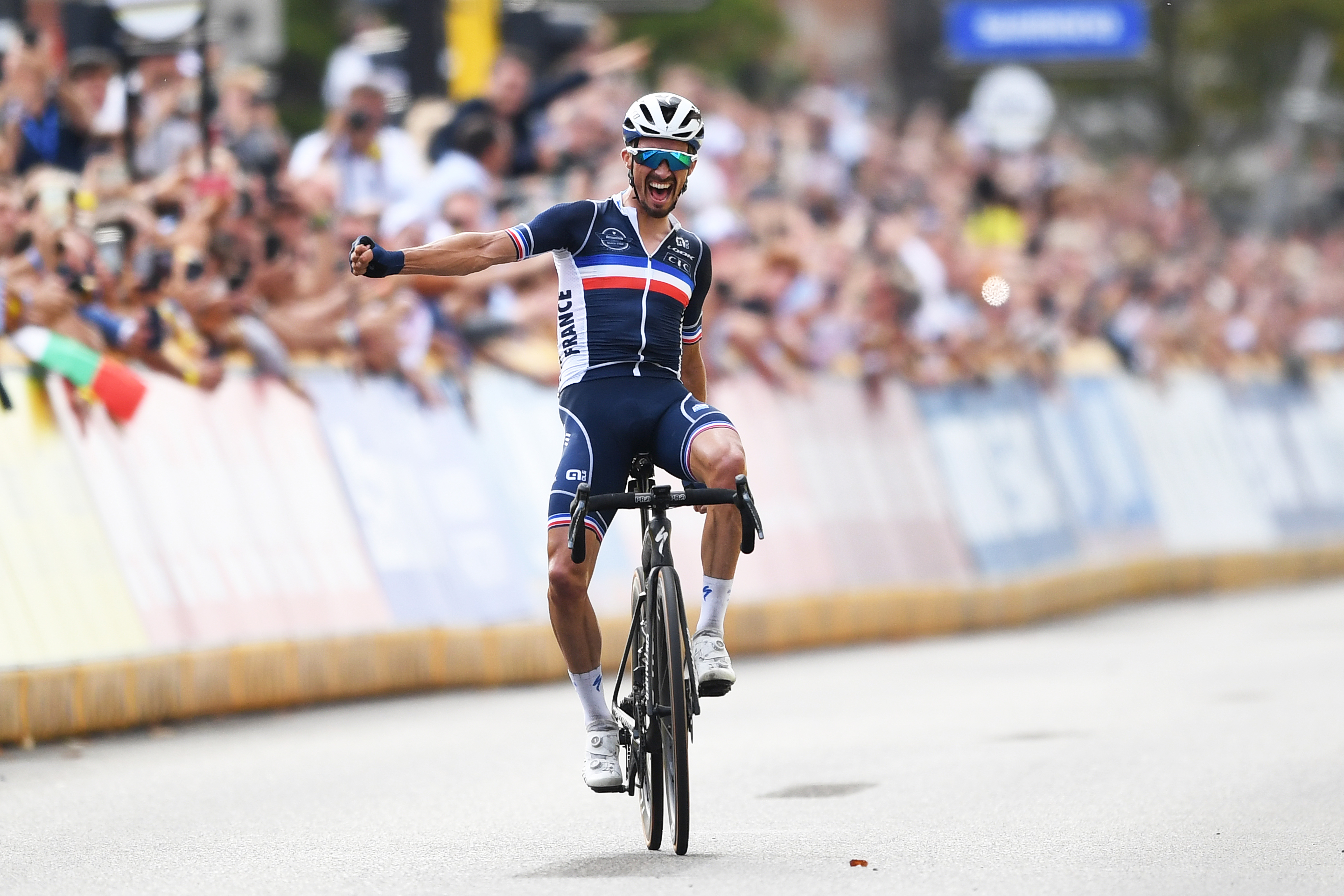 Julian Alaphilippe de Francia celebra en la línea de meta como ganador de la carrera durante el Campeonato Mundial de Carretera UCI 2021 94th - Carrera de Carretera de Élite Masculina una carrera de 268,3km de Amberes a Lovaina / #flanders2021 / el 26 de septiembre de 2021 en Lovaina, Bélgica. (Foto de Tim de Waele/Getty Images)