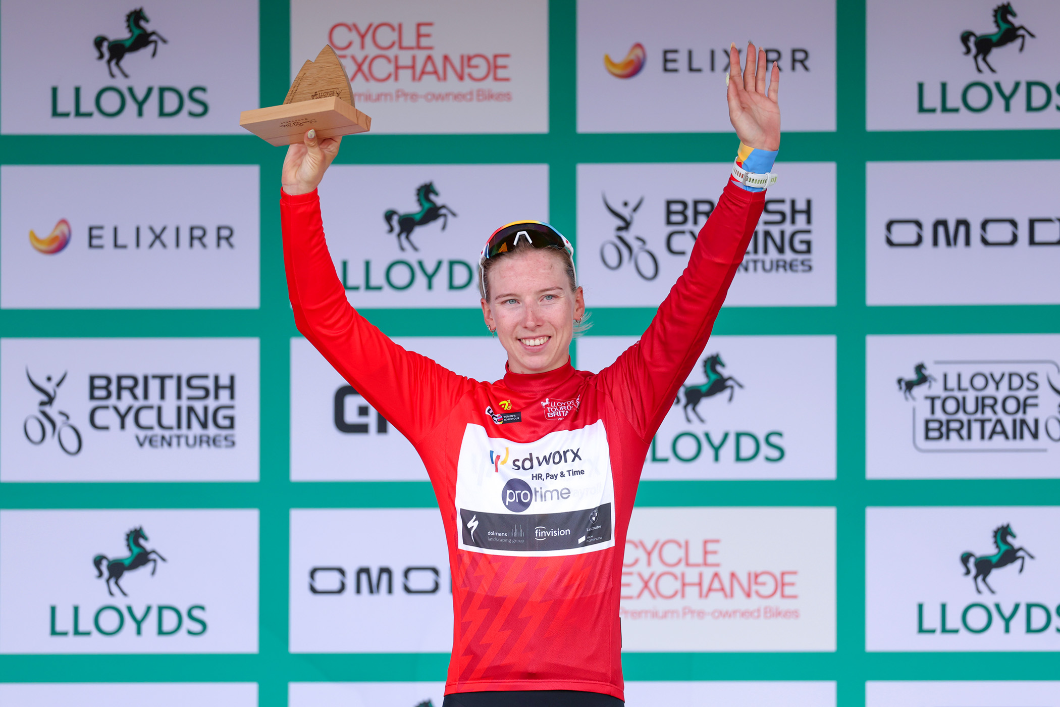 Lorena Wiebes de Holanda y el equipo SD Worx - Protime celebran en el podio como ganadoras de Red Points Jersey durante el 11º Lloyds Tour of Britain Women 2026, etapa 4