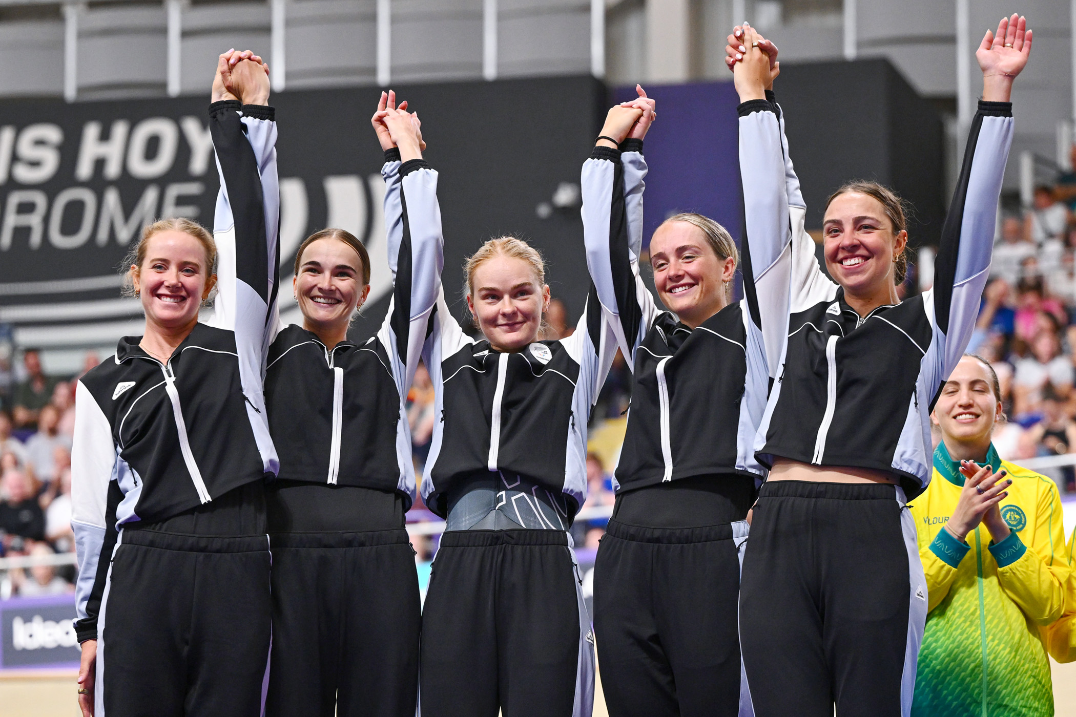Bryony Botha, Prudence Fowler, Emily Shearman, Ally Maree Wollaston y Samantha Donnelly celebran la plata en la persecución por equipos de Nueva Zelanda en los Juegos de la Commonwealth