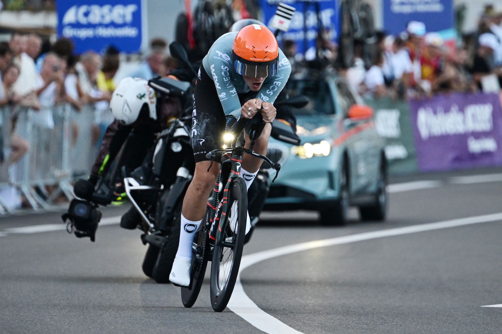 'Di todo lo que tenía' – Ocho días después de la muerte de su hermano Finlay, Josh Tarling ocupa el tercer lugar en la contrarreloj inaugural de la Vuelta a España