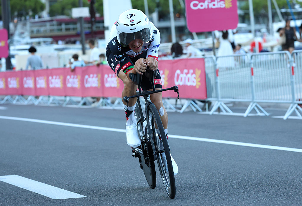 MÓNACO, MÓNACO - 22 DE AGOSTO: Joao Almeida de Portugal y el equipo Emirates XRG de los Emiratos Árabes Unidos compite durante La Vuelta - 81.ª Vuelta a España 2026, Etapa 1, una etapa de contrarreloj individual de 9,4 km de Mónaco a Mónaco / #UCIWT / el 22 de agosto de 2026 en Mónaco, Mónaco. (Foto de Alexander Hassenstein/Getty Images)