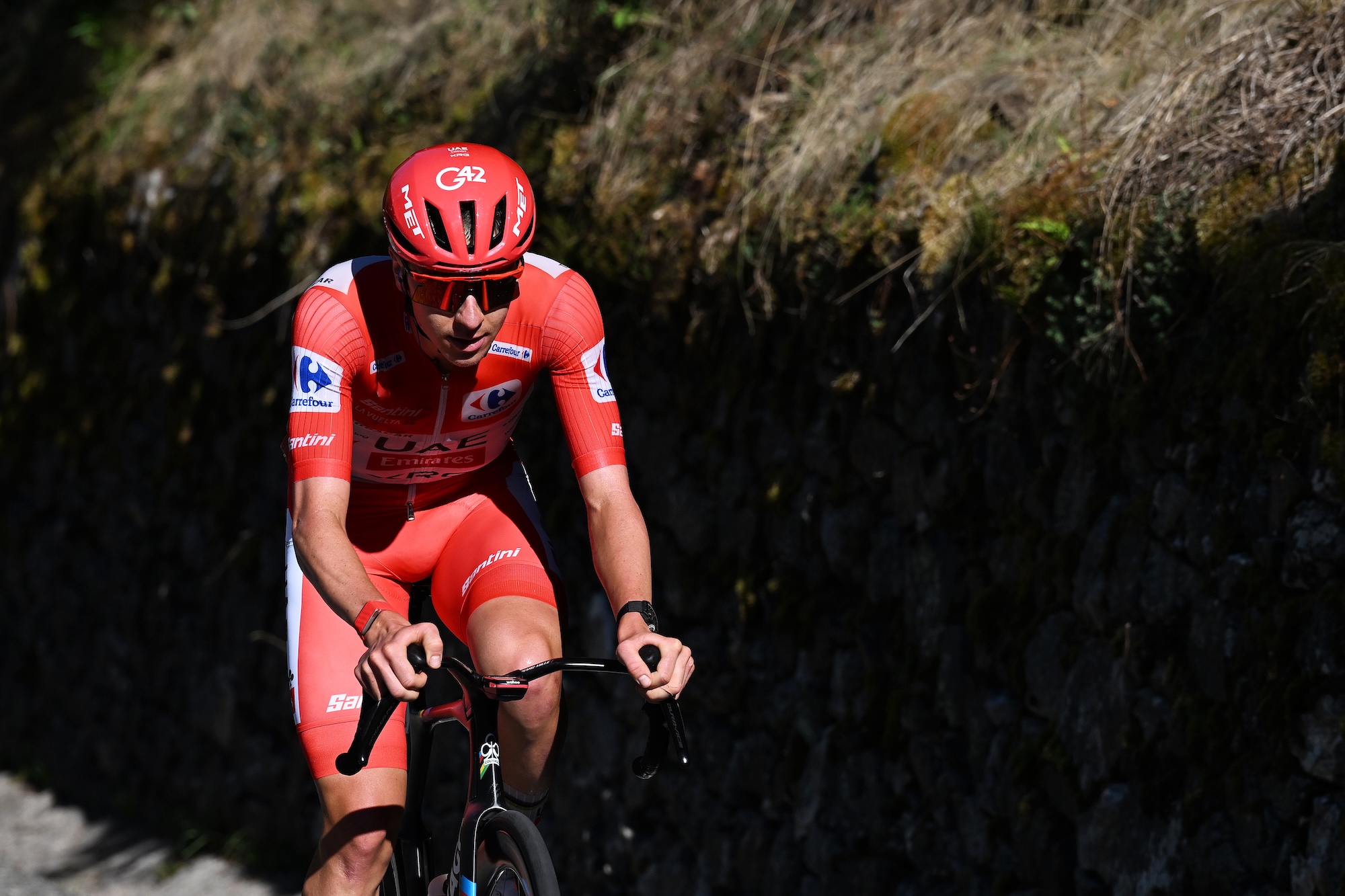 Tadej Pogacar de Eslovenia y el equipo UAE Emirates XRG viste la camiseta roja de líder y ataca en la escapada durante La Vuelta