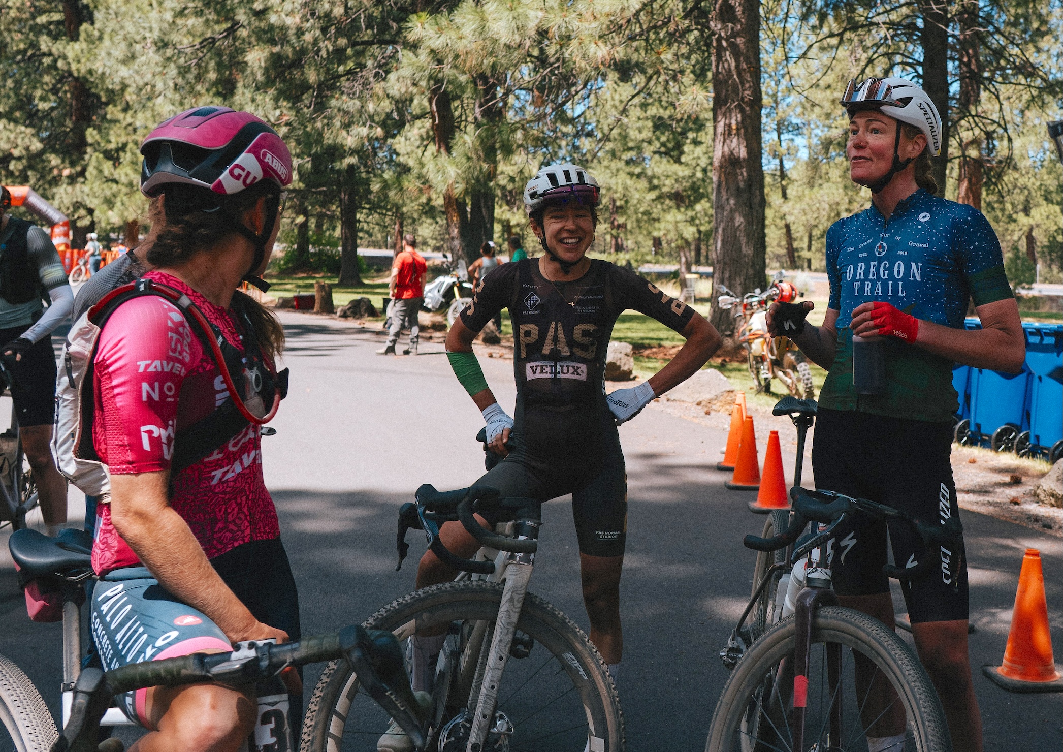 Finalistas del podio de la general femenina después de cinco días en Oregon Trail Gravel (de izquierda a derecha): la tercera clasificada Jen Tavé, la segunda clasificada Karolina Migoń y la ganadora Geerike Schreurs