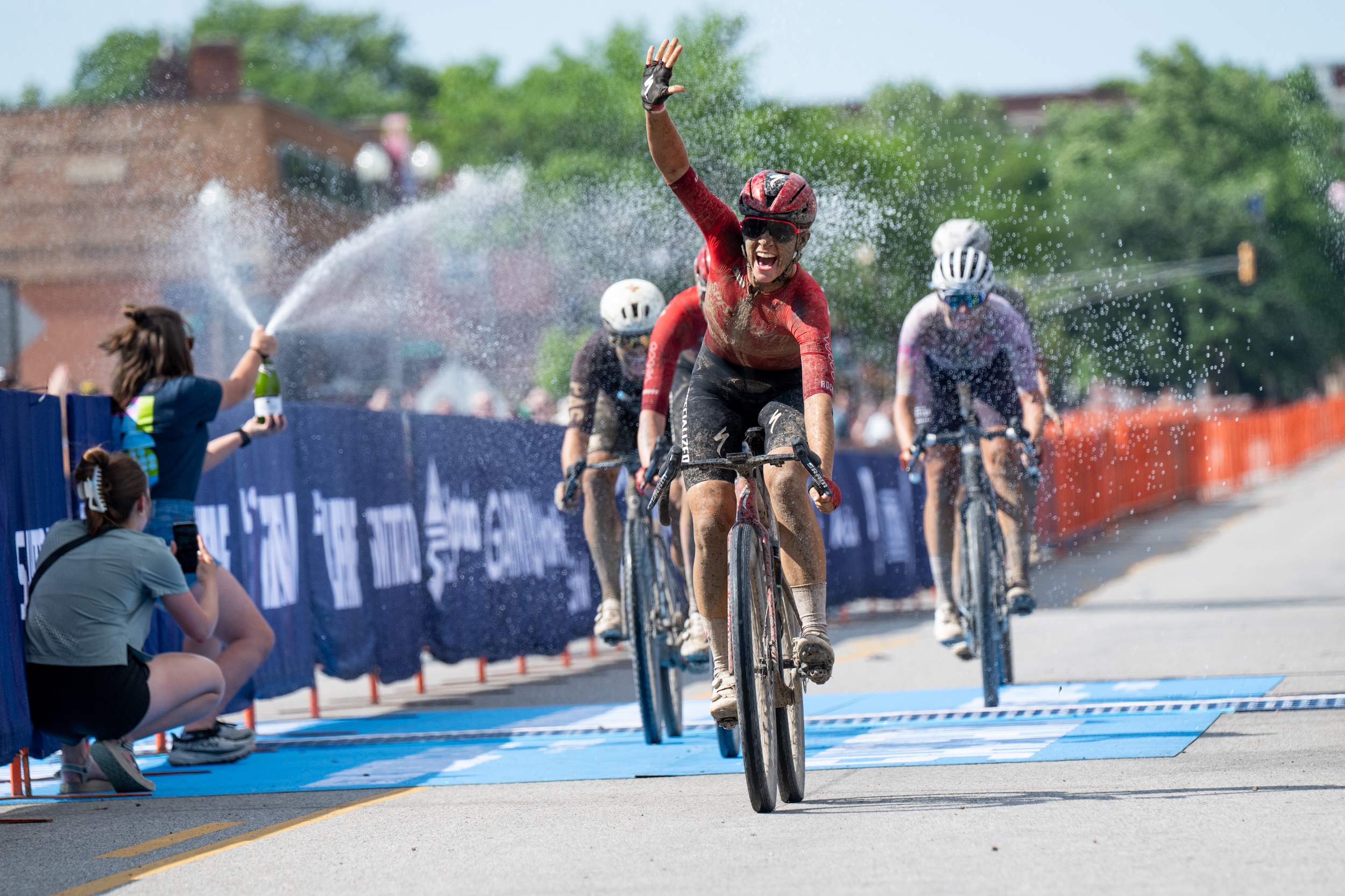 Sofía Gómez Villafañe golpea el aire con la victoria en el Unbound Gravel 200 2026 en un sprint de cinco corredores