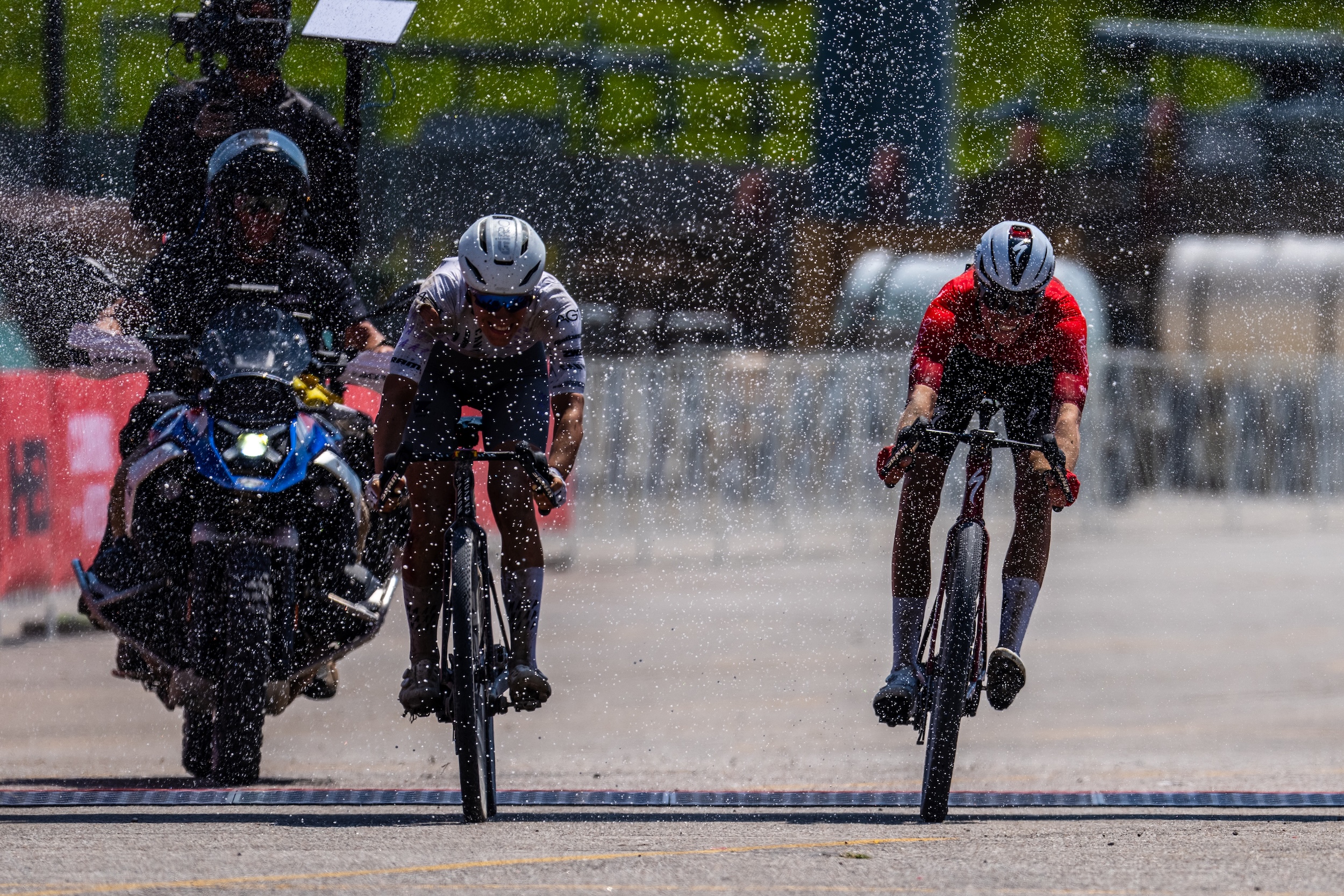 Geerike Schreurs (Specialized Off-road) sale victoriosa en Lauf Gravel Worlds después de los sprints más ajustados con Rosa Kl&ouml;ser (Canyon-SRAM)