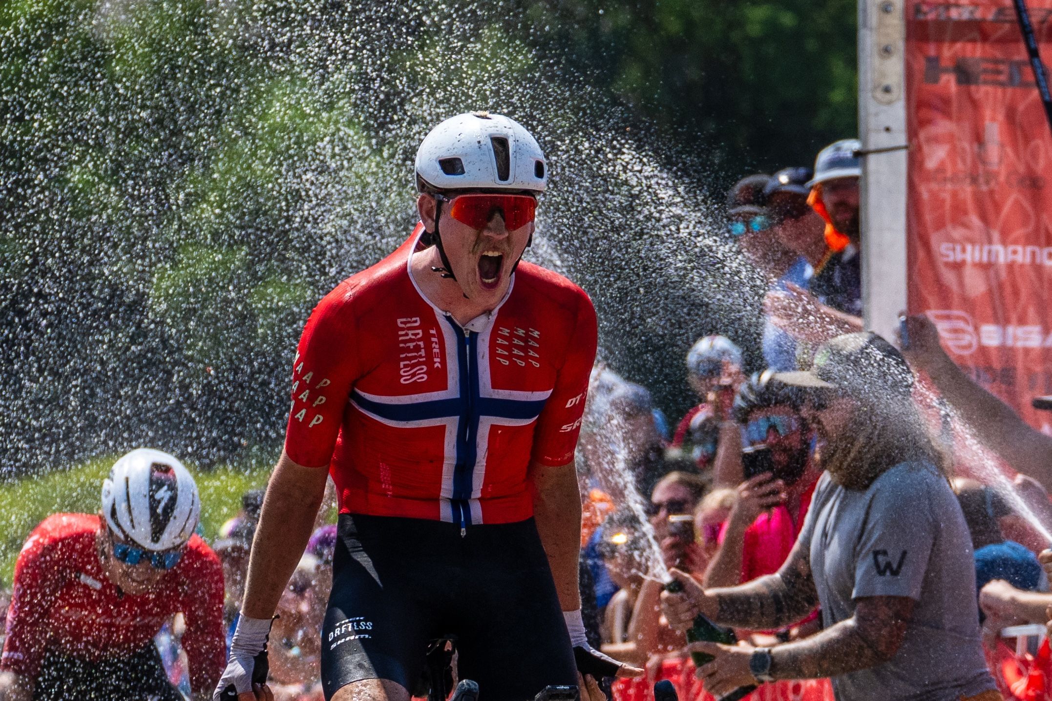 Lauf Gravel Worlds: Geerike Schreurs vence a Rosa Klöser en la foto final mientras Torbjørn Røed gana el sprint de tres vías después de que las tormentas provocaran un reajuste del recorrido