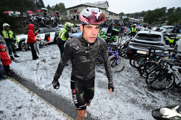 Tadej Pogačar detiene al pelotón mientras una tormenta de granizo cancela la final de la etapa 3 de la Vuelta a España