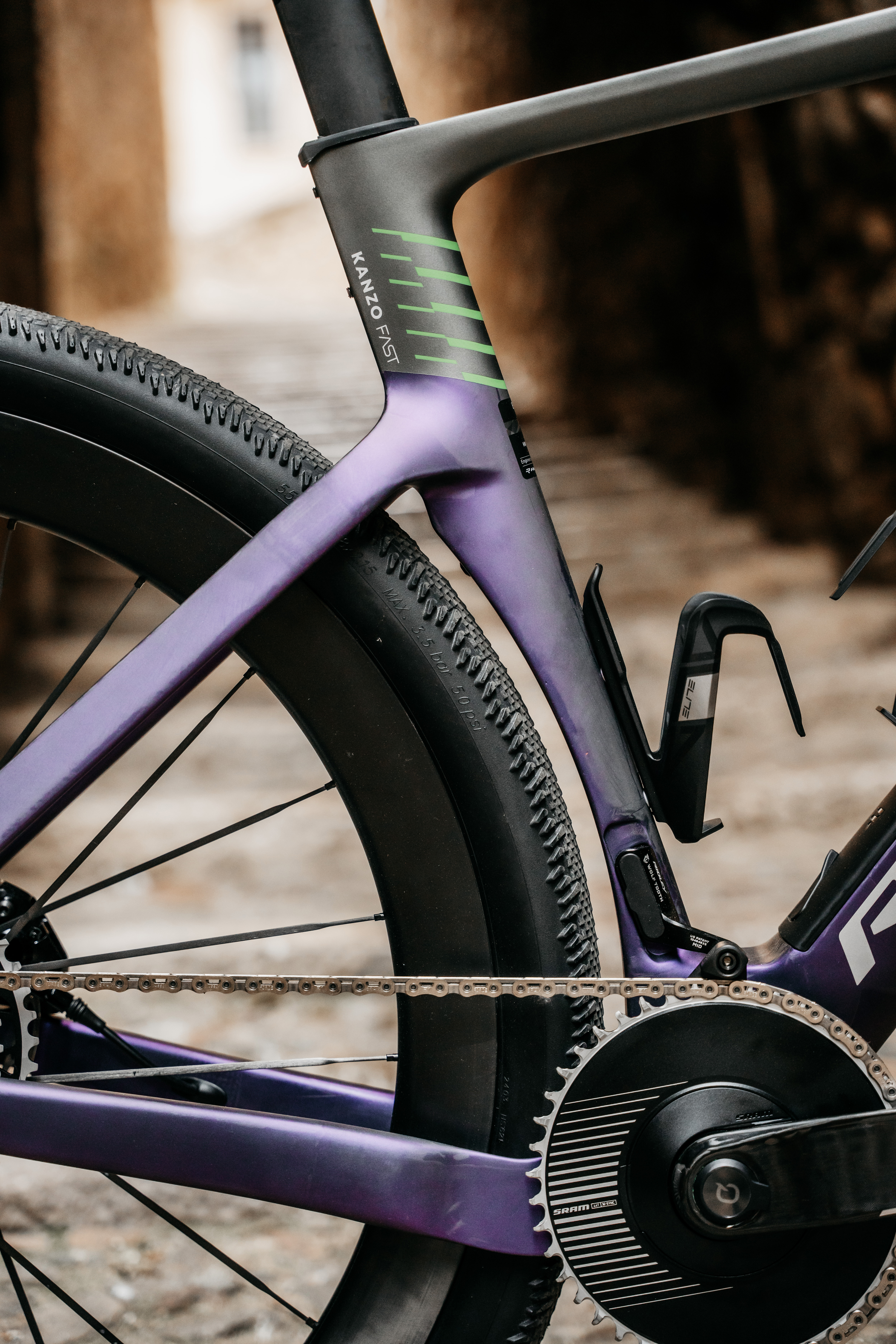 El tubo del sillín de una Kanzo Fast 2.0 violeta y verde