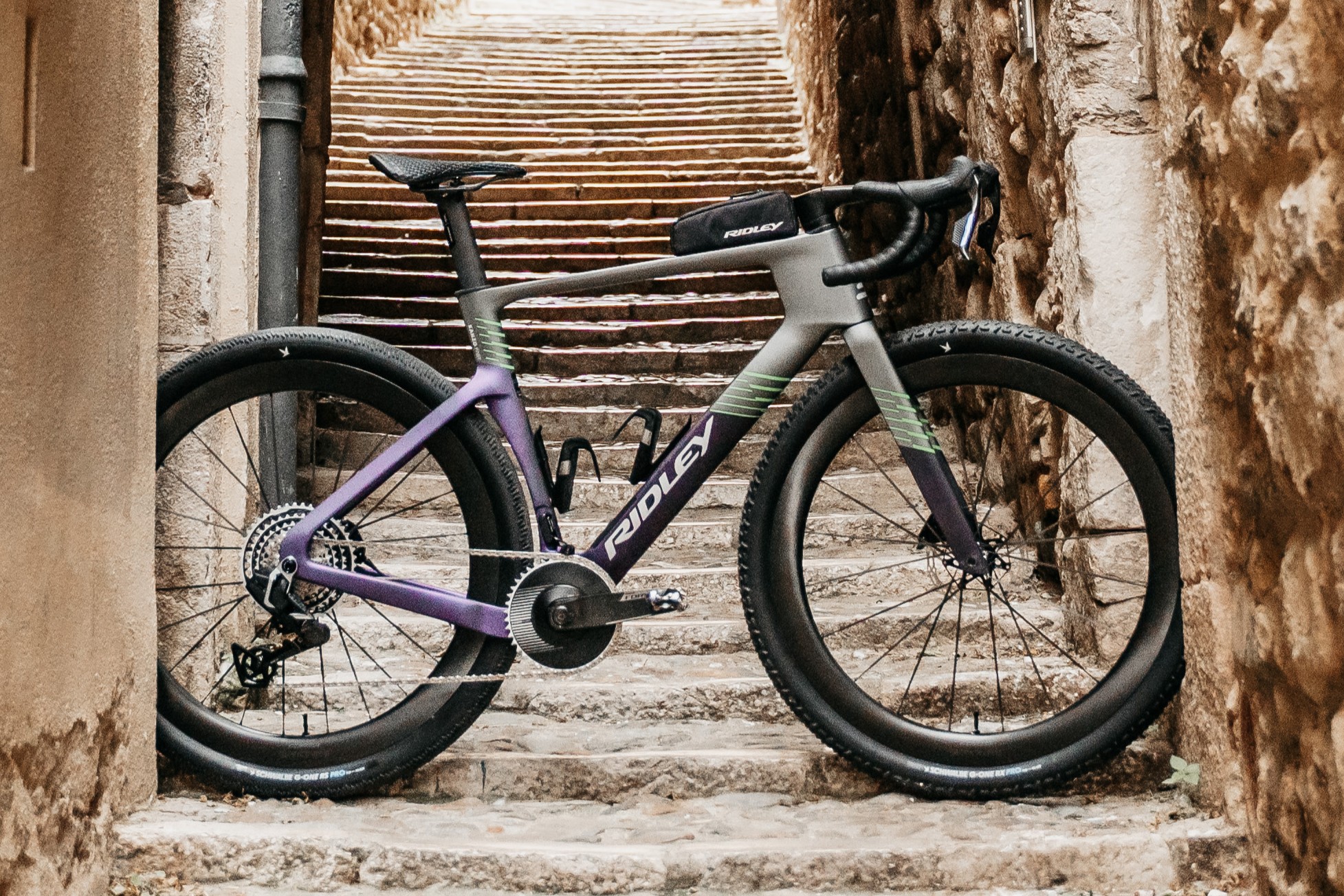 Una Ridley Kanzo Fast 2.0 en una calle estrecha y adoquinada