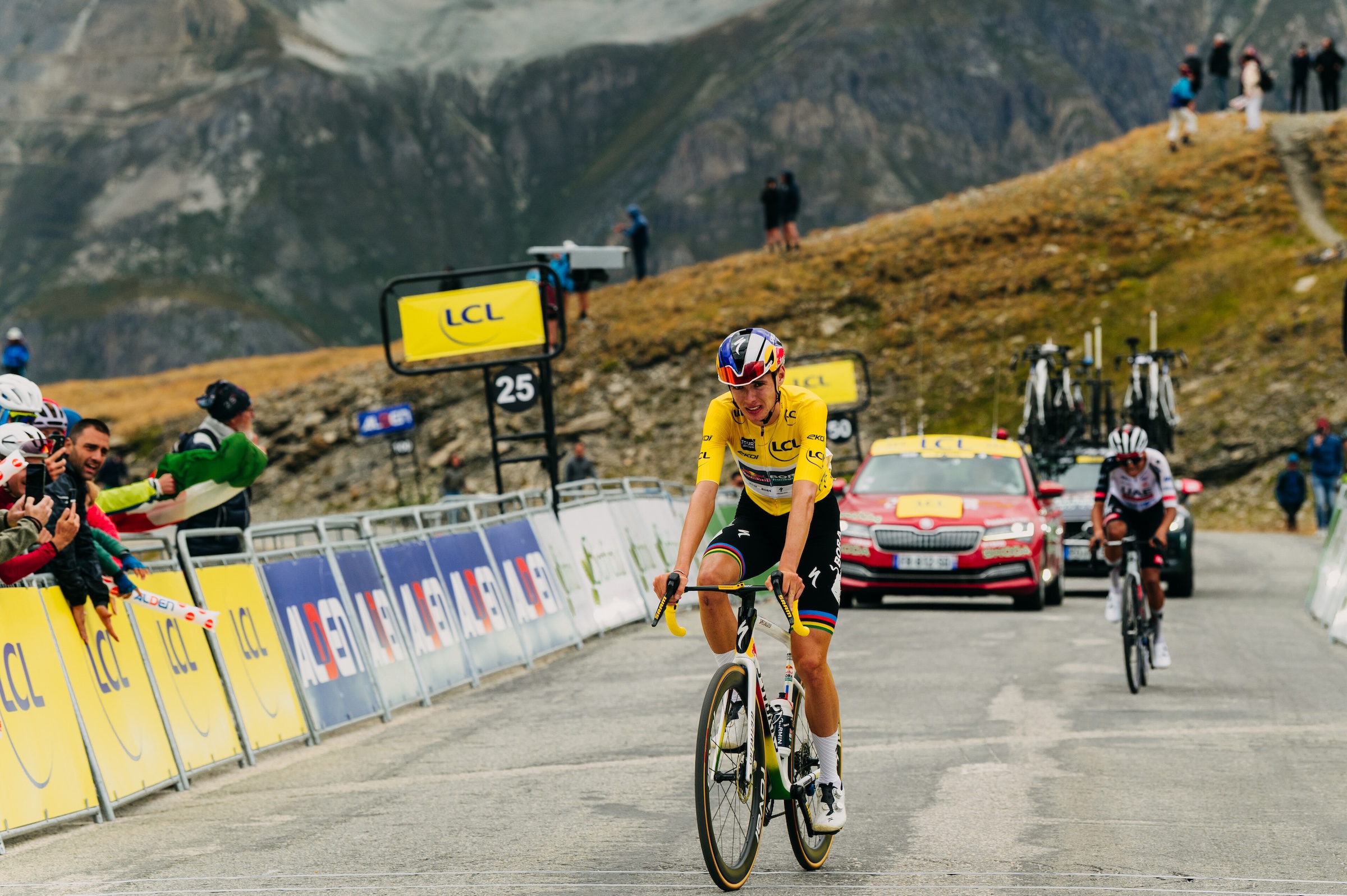 Lorenzo Mark Finn del equipo Red Bull – BORA – hansgrohe U23 con el maillot amarillo durante la etapa 6 del 62º Tour de l'Avenir
