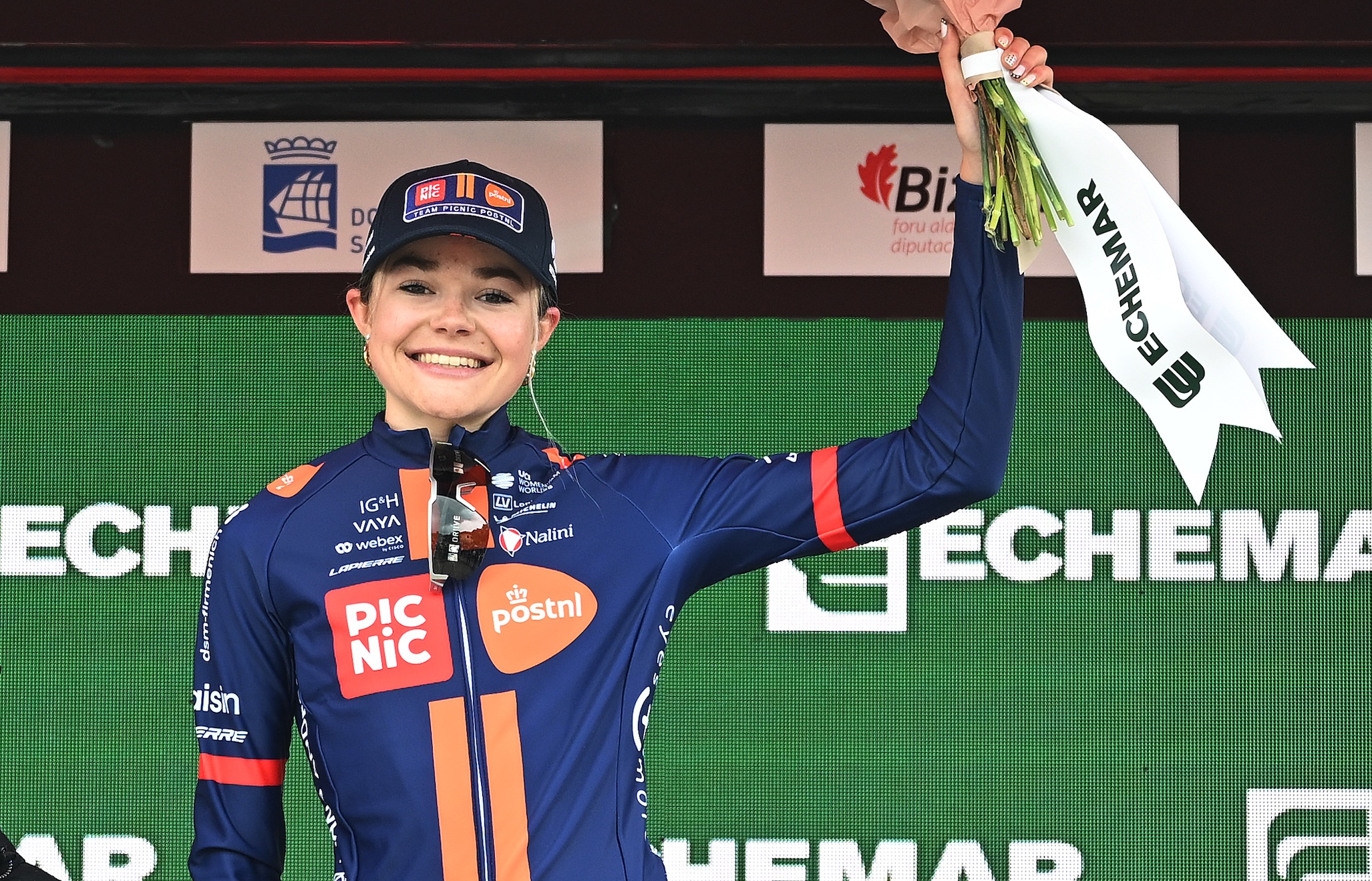 Megan Arens de Picnic PostNL celebra en el podio como ganadora del premio a la ciclista más combativa en la etapa 1 de Itzulia Women 2026