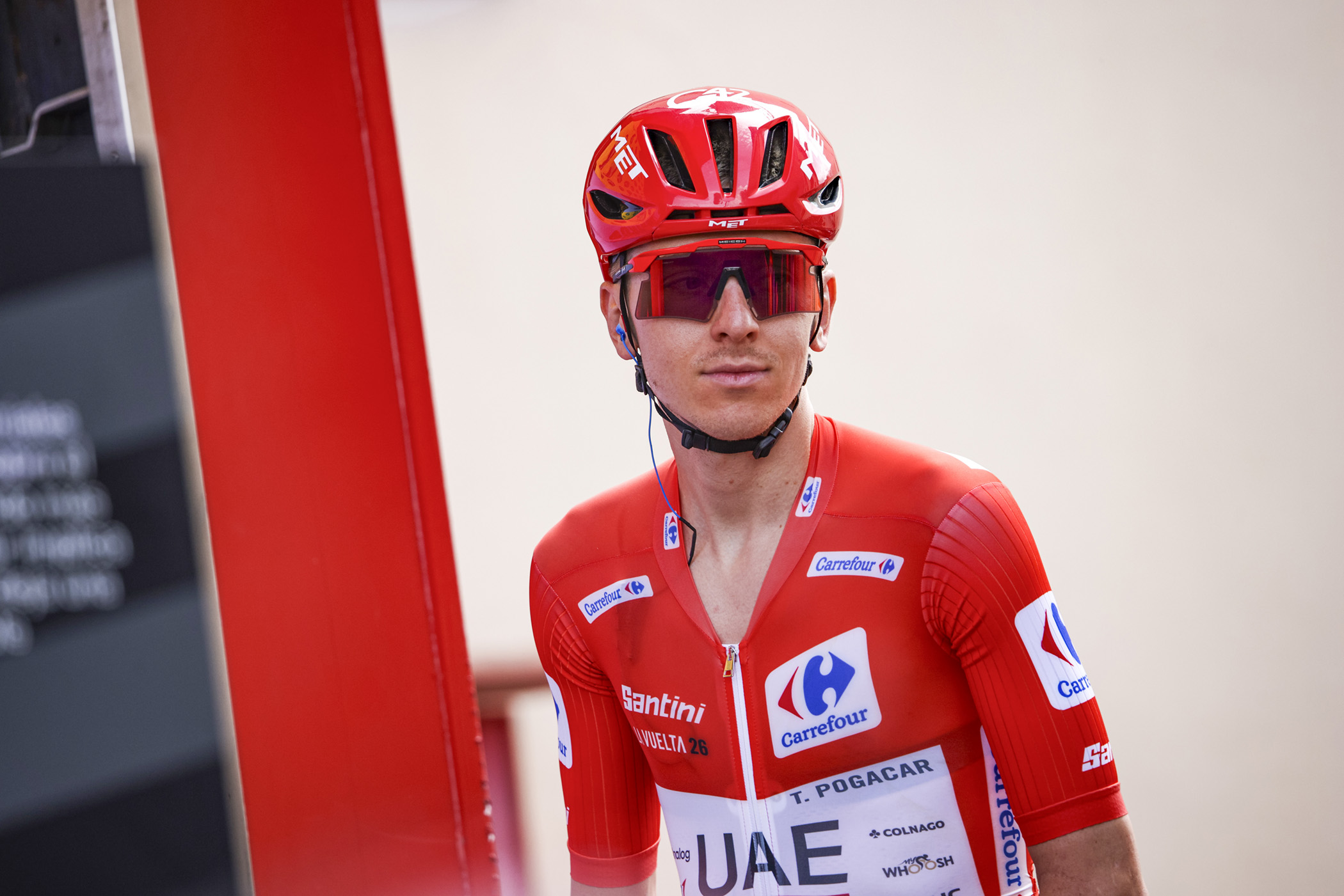 Tadej Pogačar vistiendo el maillot rojo durante la Vuelta a España 2026