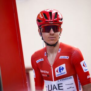 Susto para Tadej Pogačar cuando se sale de la carretera tras la advertencia del rival de que se tome las cosas con calma en el descenso de la Vuelta a España – Vídeo
