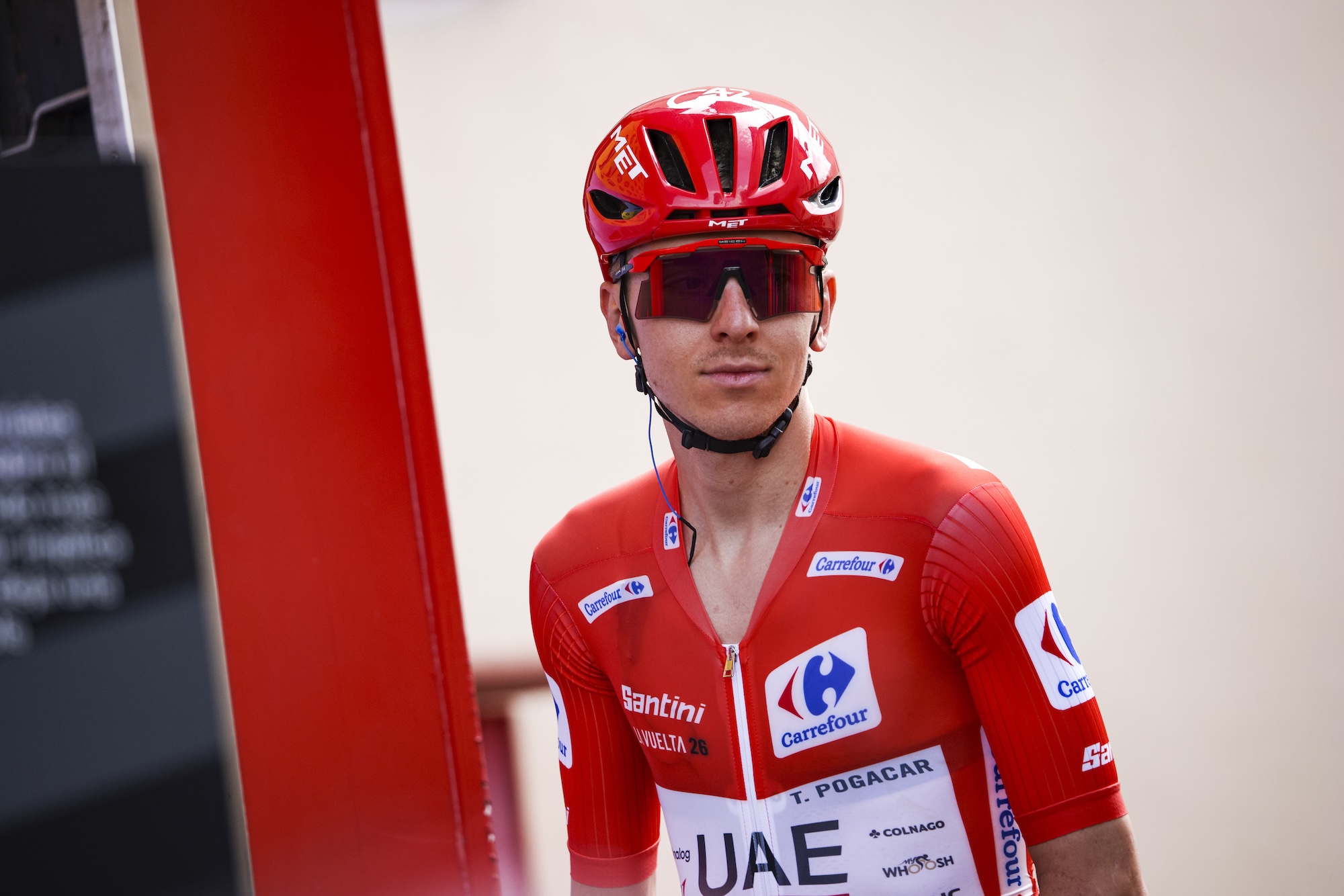 11 Tadej Pogacar del UAE Team Emirates - XRG vistiendo el maillot rojo de líder durante La Vuelta a España 2026 de Mónaco a Granada, etapa 5 de Falset a Roquetes de 173 km en Cataluña, el 26 de agosto de 2026 en España. (Foto de Xavier Bonilla/NurPhoto vía Getty Images)